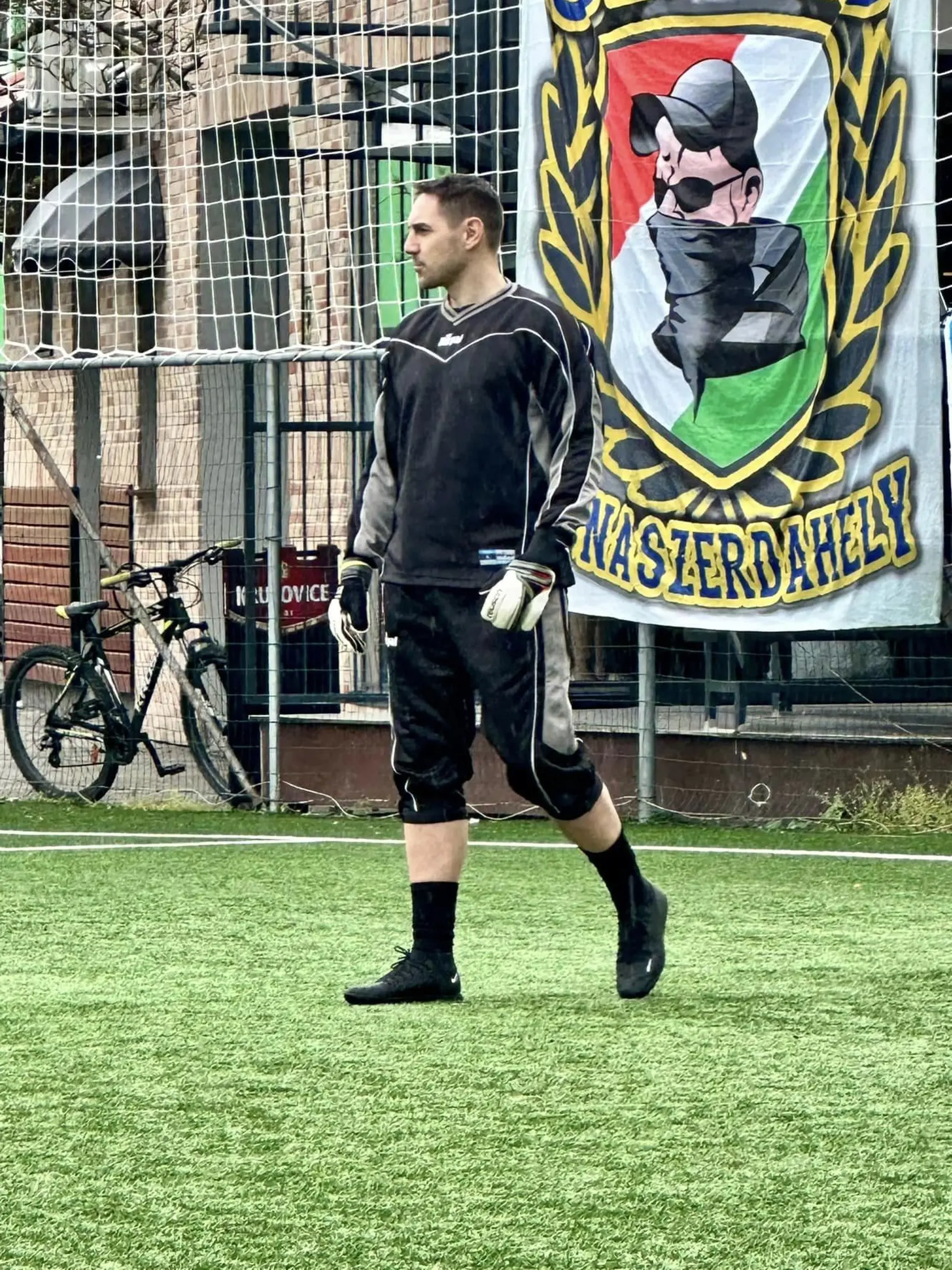 Deň pred zápasom proti Slovanu si Gyimesi obliekol dres a brankárske rukavice a predviedol svoje brankárske umenie na futbalovom turnaji.