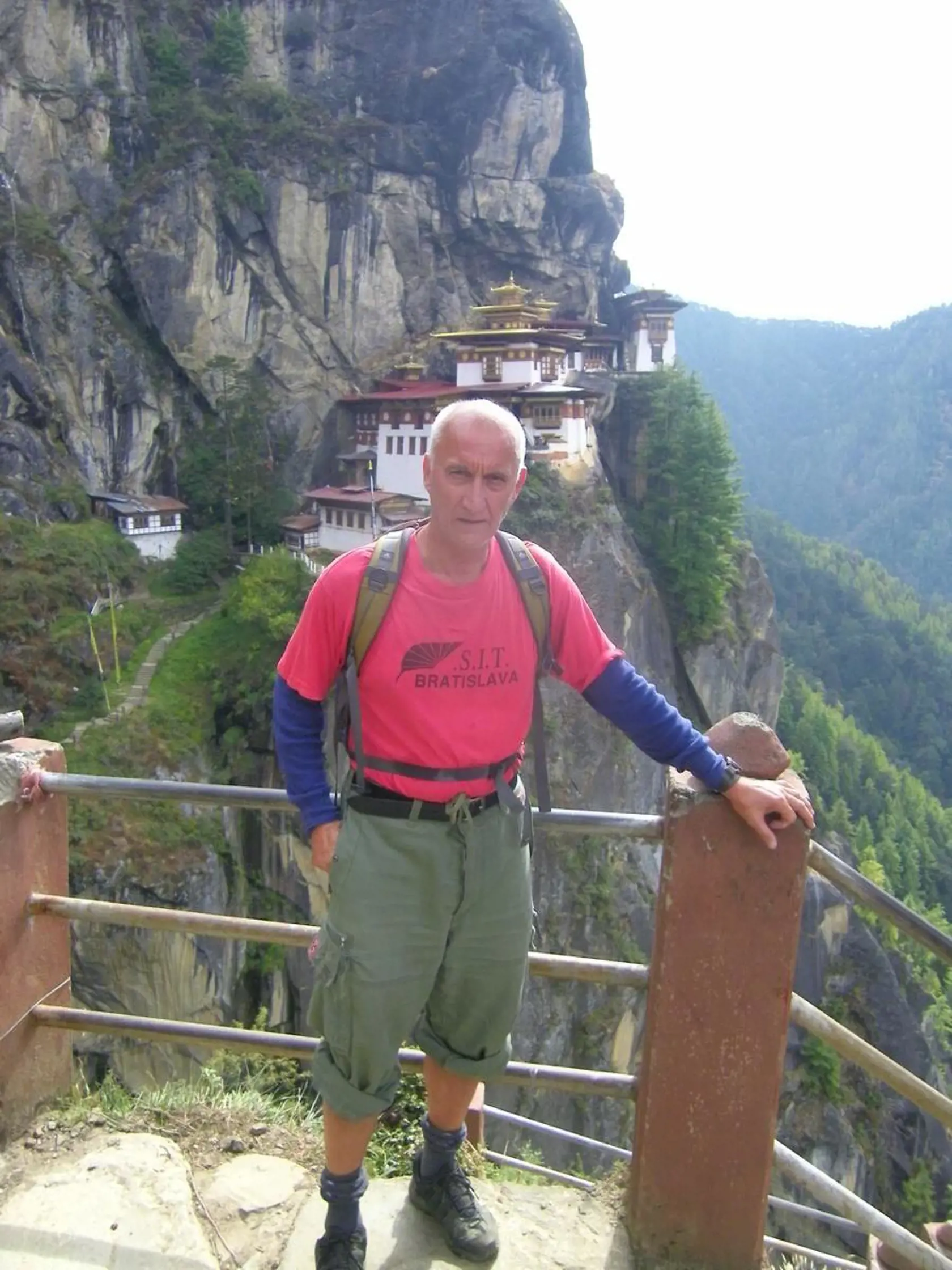 Spisovateľ je vášnivým cestovateľom. Mnohé zážitky zachytil vo svojich knihách.