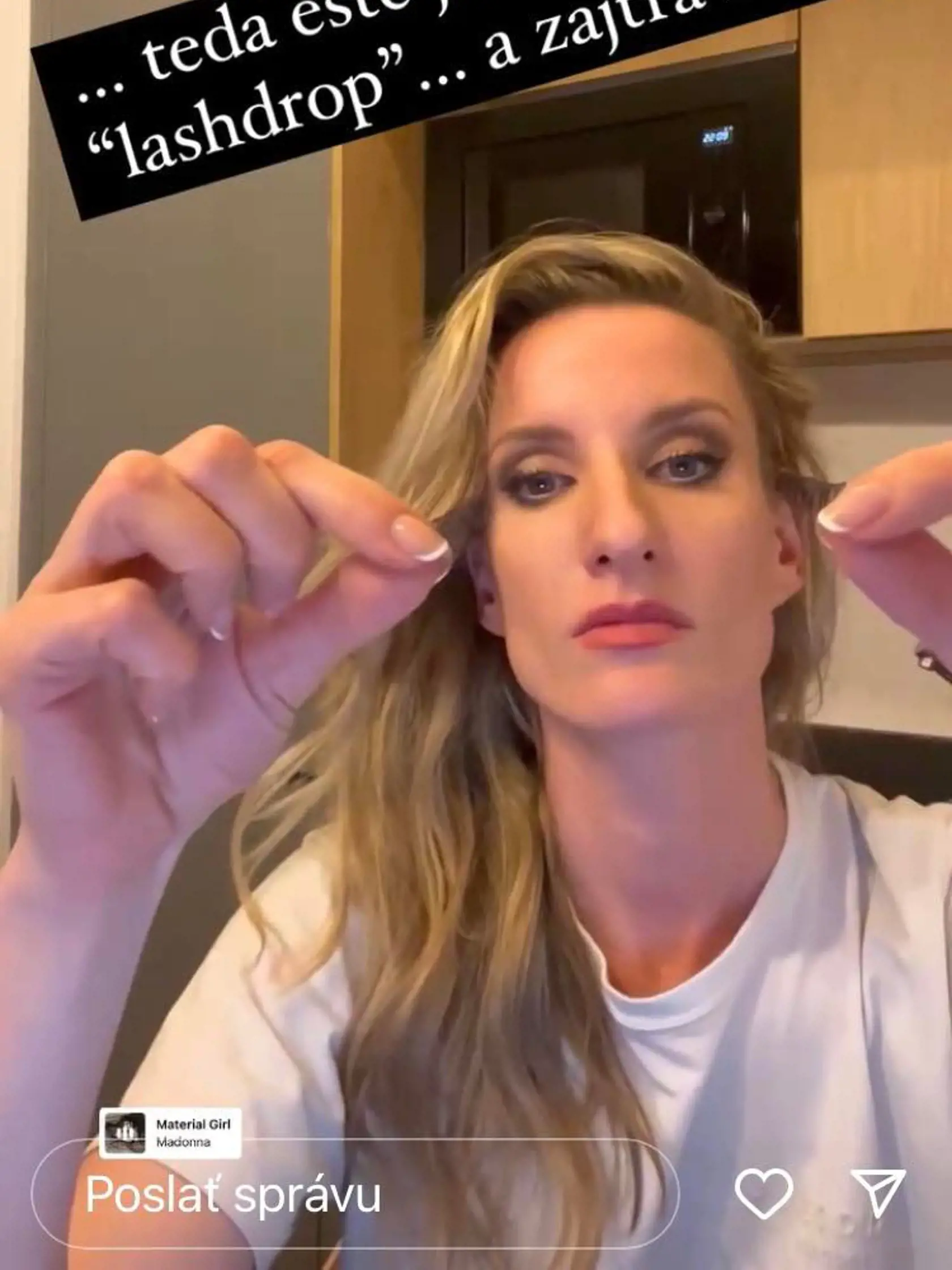 Adela Vinczeová si vo videu dávala dole umelé mihalnice.