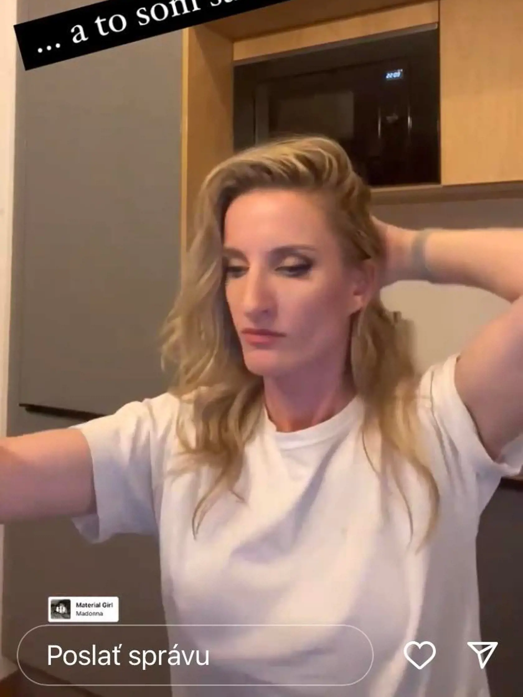 Adela Vinczeová zložila "masku". Na videách ukázala, ako si dáva dole vlasové príčesky a potom aj umelé mihalnice.