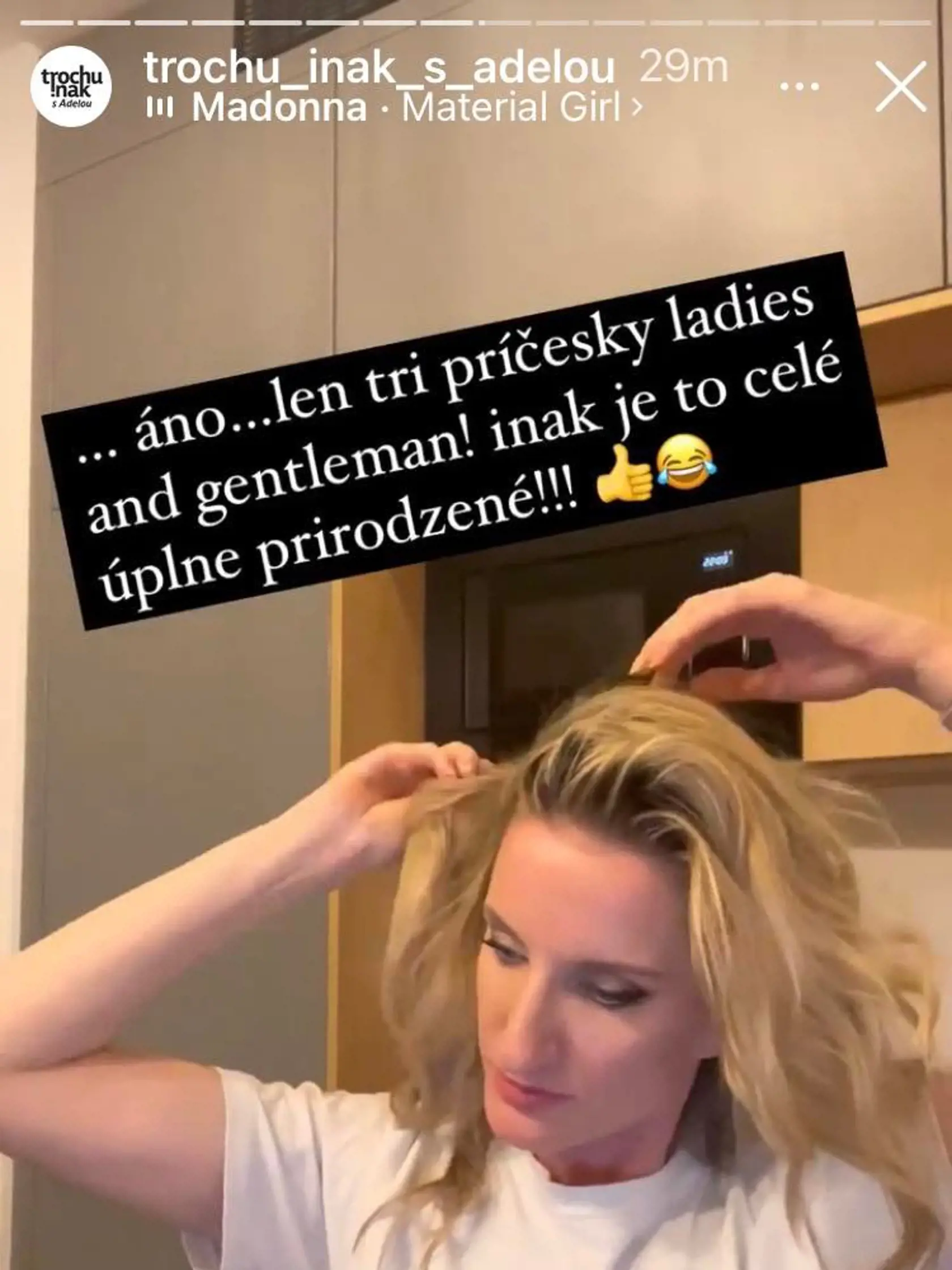 Adela Vinczeová zložila "masku". Na videách ukázala, ako si dáva dole vlasové príčesky a potom aj umelé mihalnice.