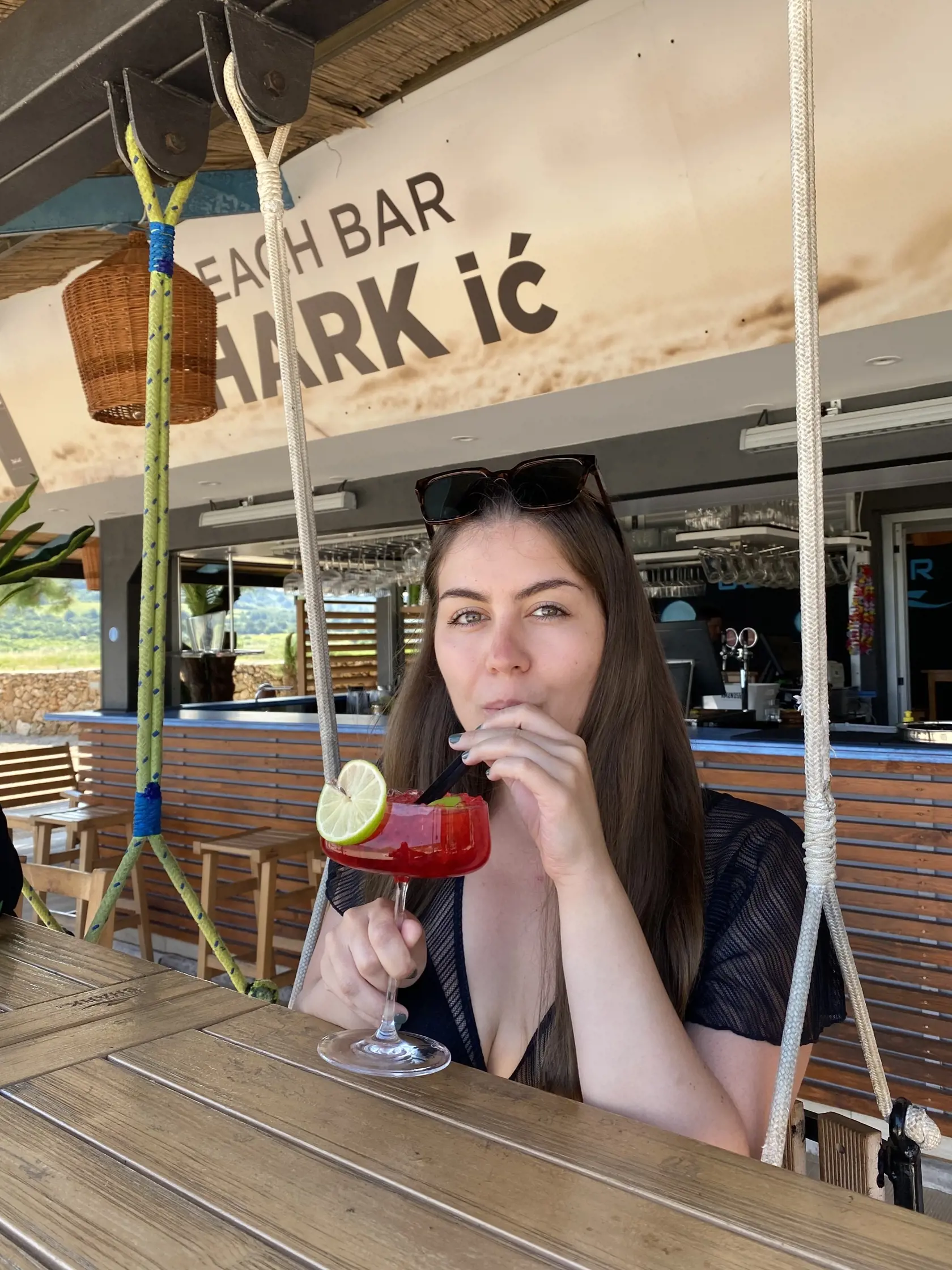 Alkoholický drink na pláži stál 8 eur, pivo 3,50 eur.