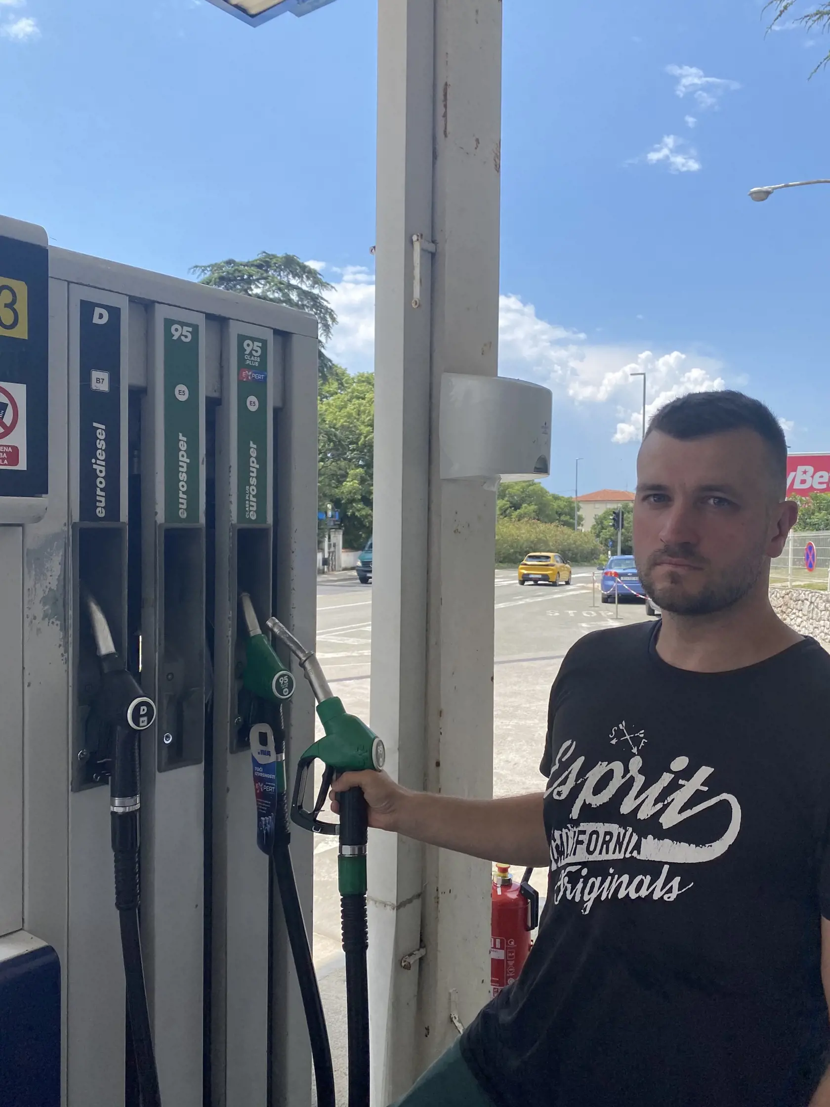 Ceny pohonných látok spomedzi krajín, cez ktoré sme išli, boli najnižšie práve v Chorvátsku. Liter benzínu natankujete za 1,32 eura a nafty len za 1,24 eura.