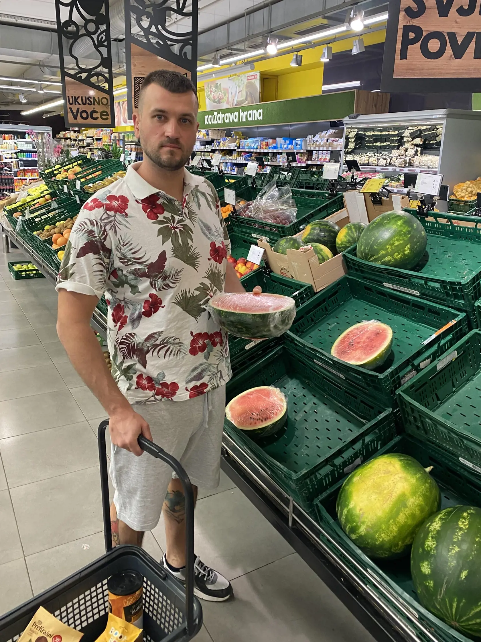 Pečivo, ovocie a zeleninu tu dokonca kúpite aj lacnejšie, kilo melónu stojí 69 centov, kilo jabĺk 99 centov a 250 gramov cherry paradajok 1,29 eur.