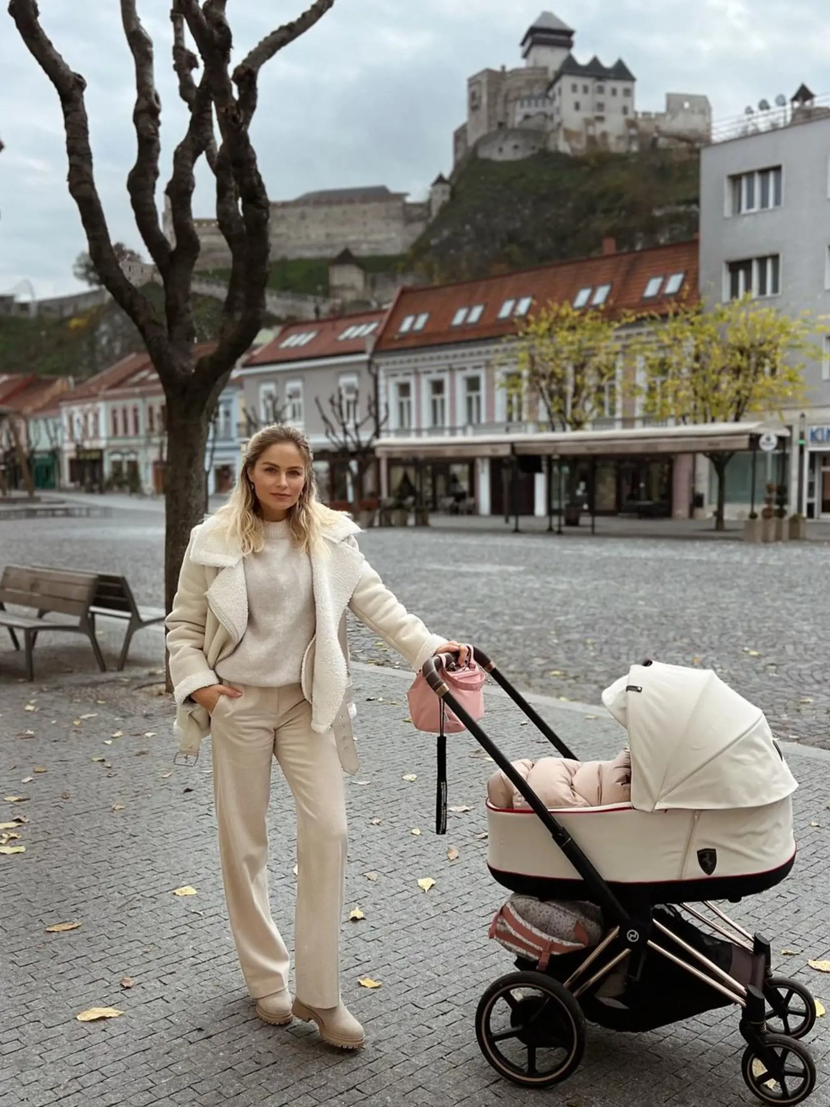 Ivana Gáborík s kočíkom značky Ferari