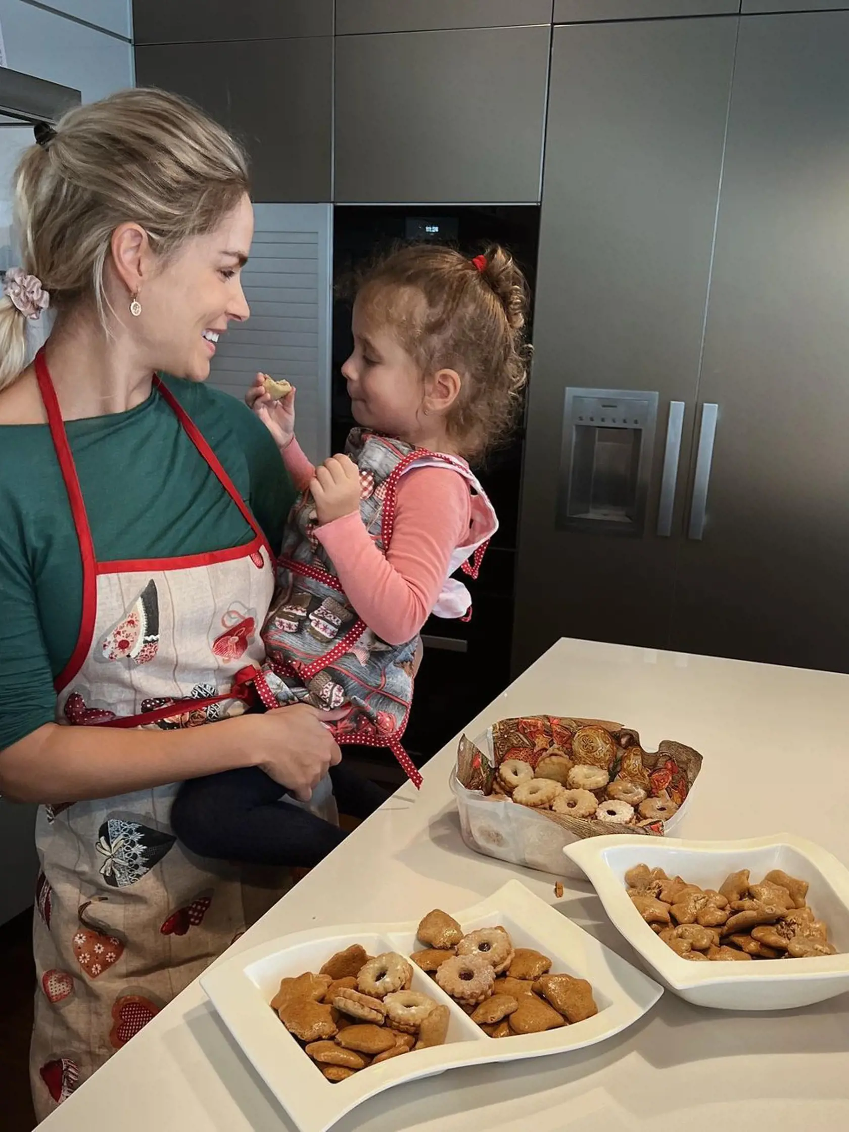 Ivanka si užila vianočné pečenie s malou pomocníčkou. Len toho neporiadku bolo po tom trochu viac.
