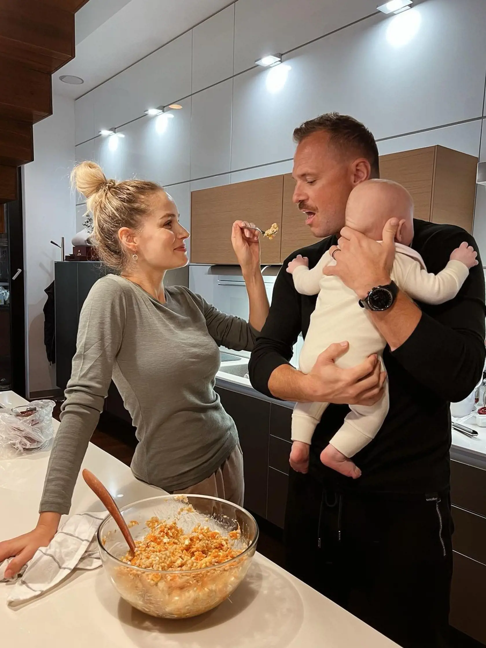 Ivana dala ochutnať manželovi jedlo.