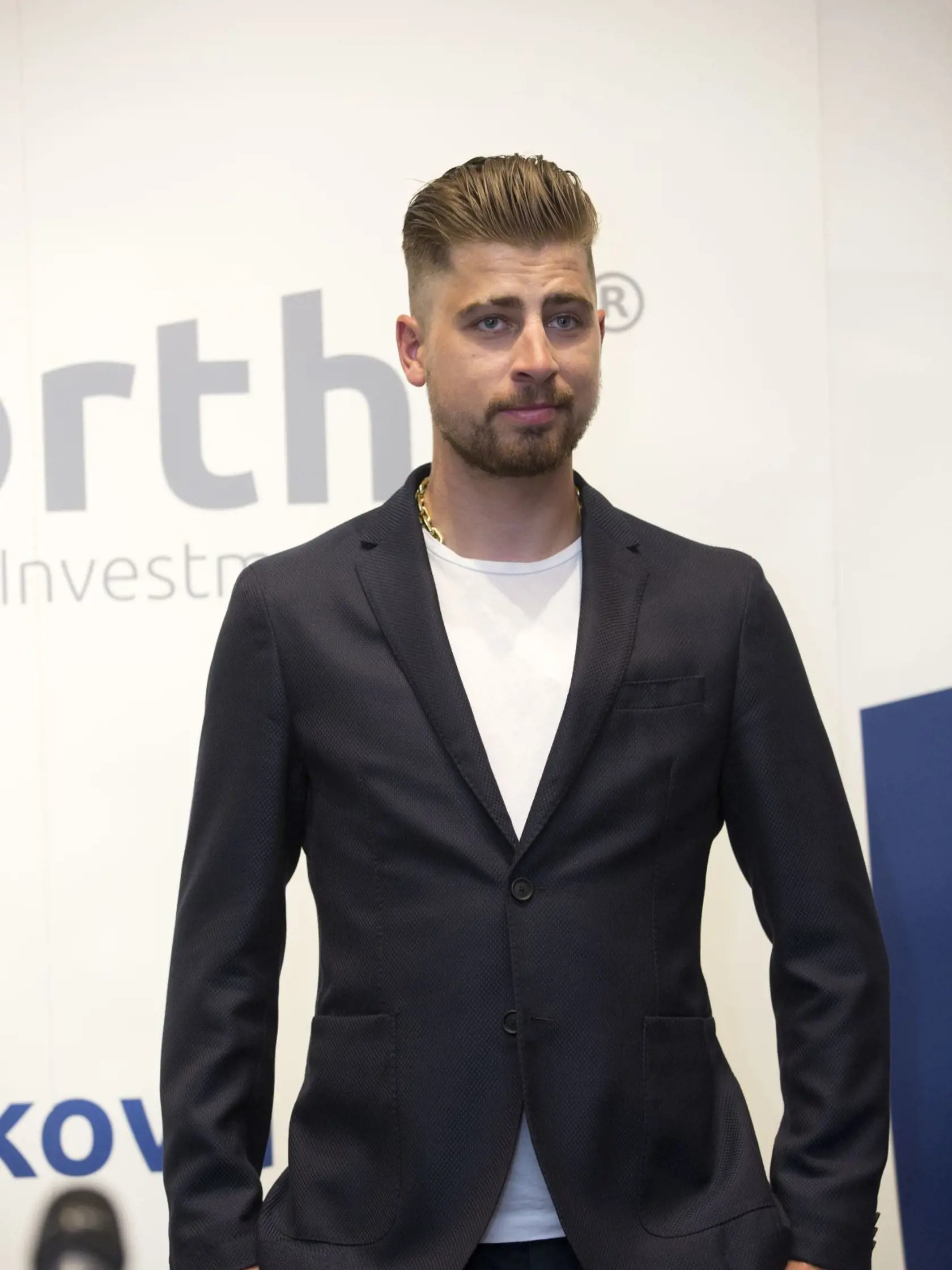 Sagan v Prahe všetkých prekvapil novým účesom. To však nebolo všetko.Cez tričko mu vytŕčala hrubá retiazka, resp. skôr reťaz, ktorú by mu mohol závidieť aj slávny raper Rytmus.