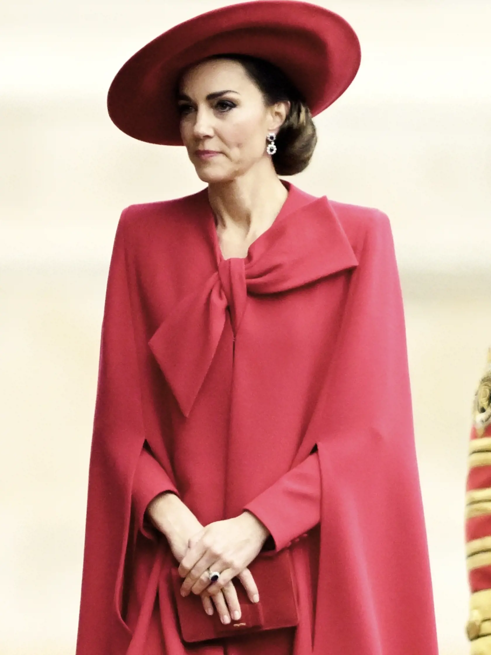 Princezná Kate sa ohnivo červenej nebojí.