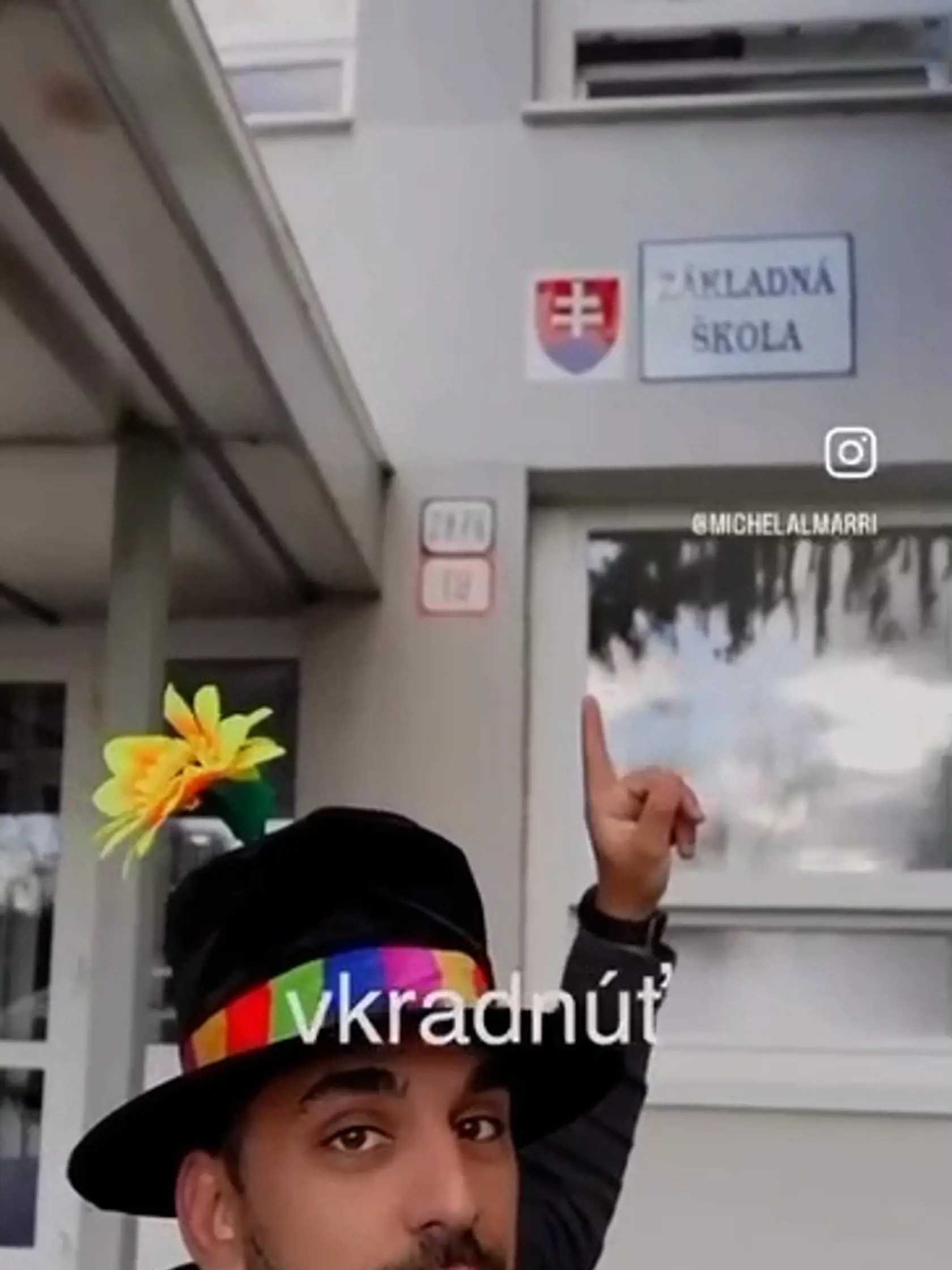 Influencer vystupujúci pod menom michelalmarri sa rozhodol pre jeden experiment. Skúsil sa dostať do dvoch základných škôl v Piešťanoch bez toho, aby ho niekto vykázal. Všetko natočil na video a potom zverejnil na sociálnej sieti. Verejnosť tak poriadne zaskočil a jeho experimentovaním sa už zaoberá dokonca aj polícia.