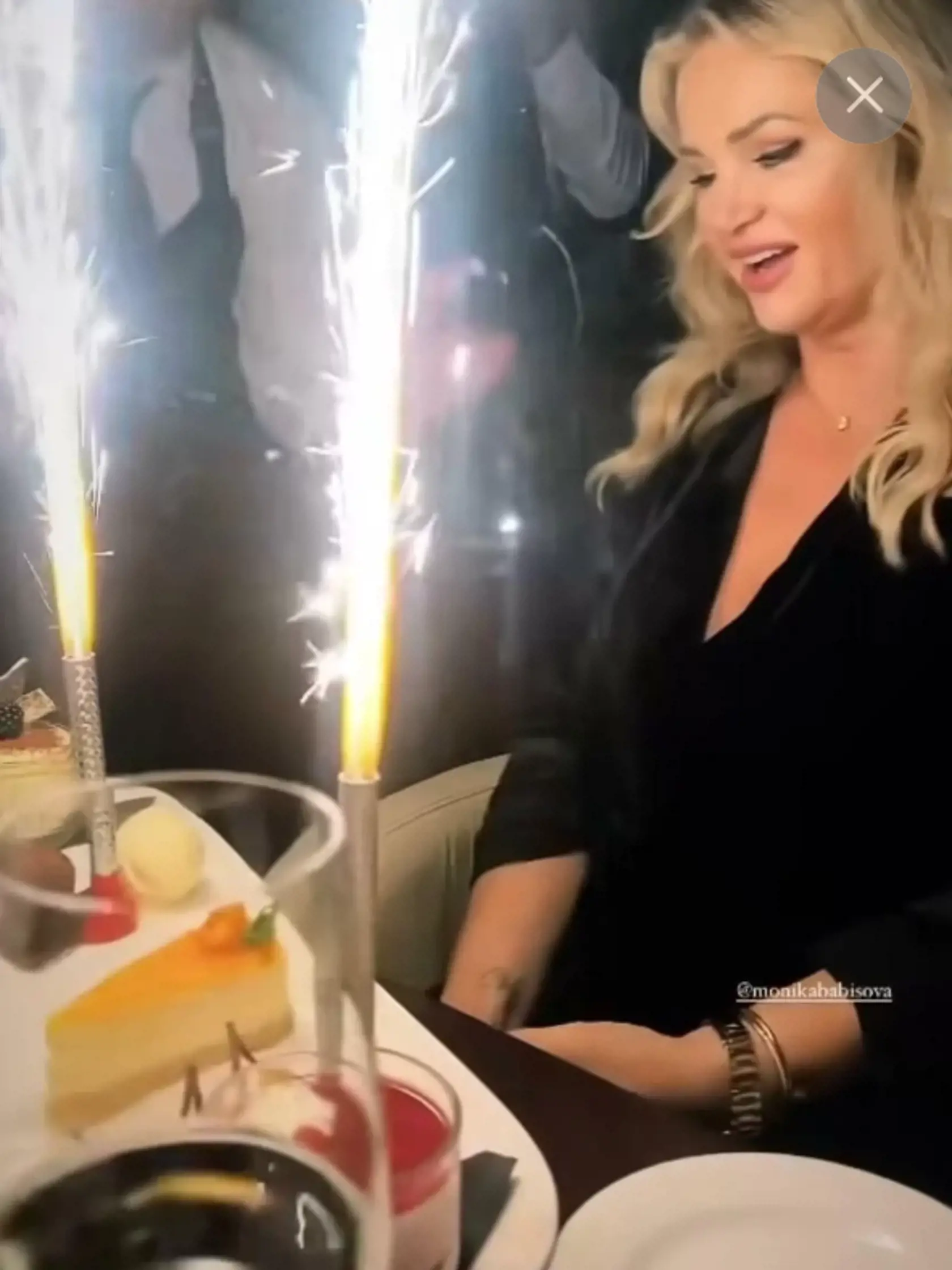 Večer nechýbali luxusné zákusky a dobrá nálada.