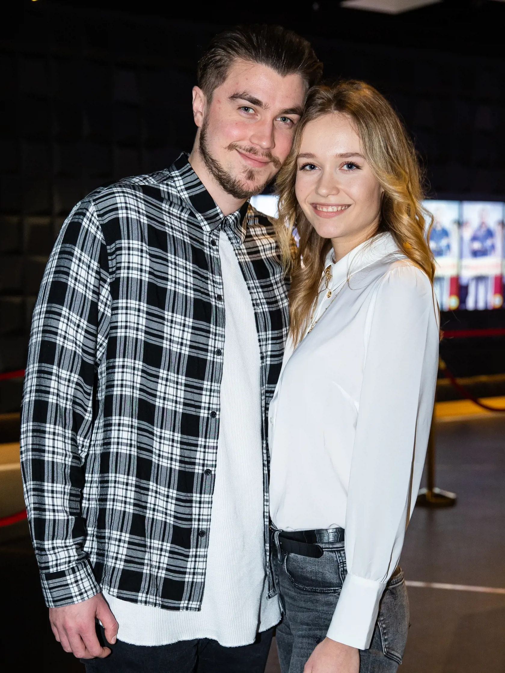Premiéra seriálu "Pán Profesor" v jednom z bratislavských kinosál. Na snímke Diana Klamová a Dárius Koči.