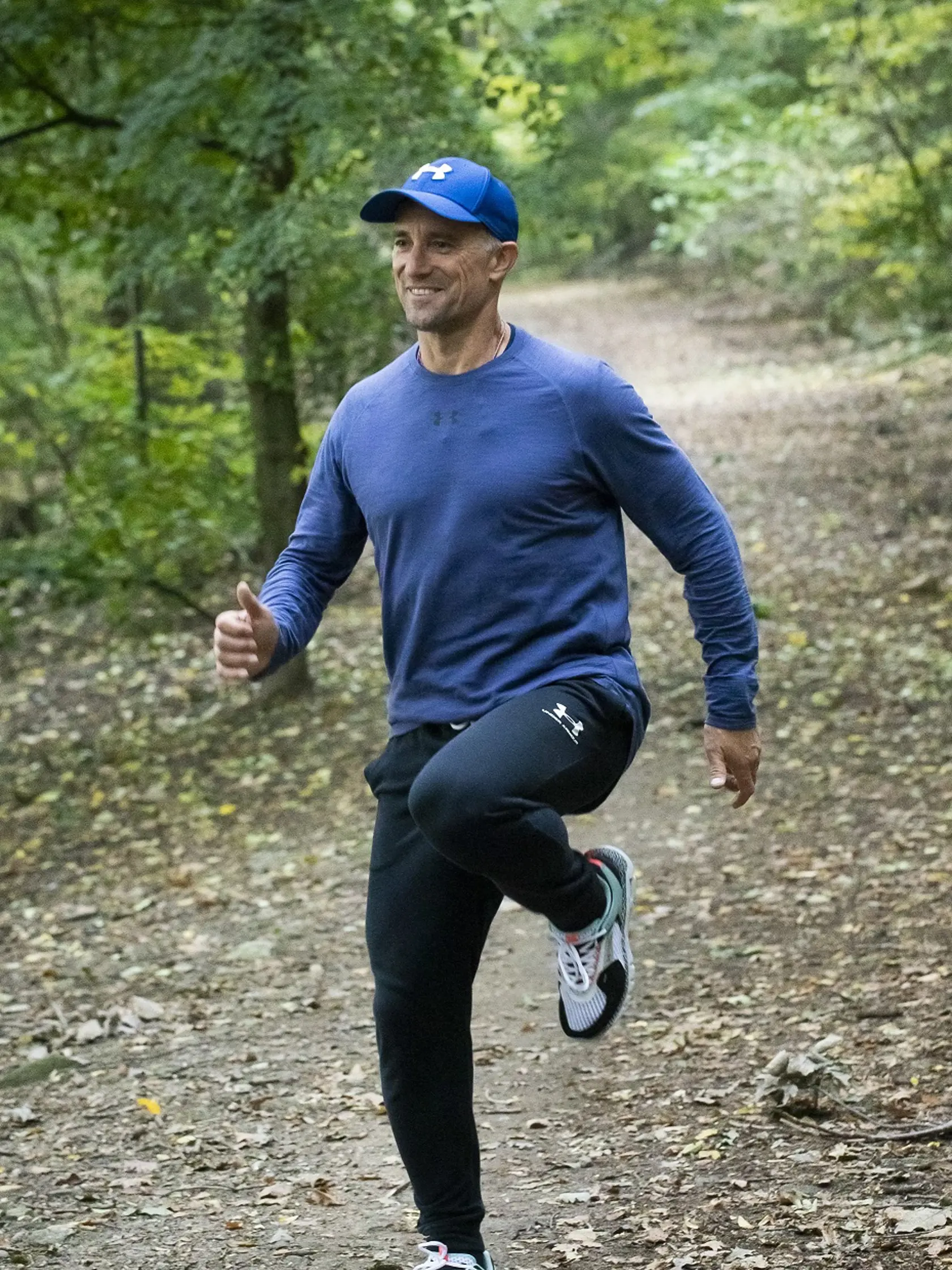 3 Vysoký skipping robte na mieste 30 sekúnd alebo prebehnite 30 metrov. Kroky sú kratšie, zdvíhajte kolená, trup držte vystretý, plecia uvoľnené, nezakláňajte sa.