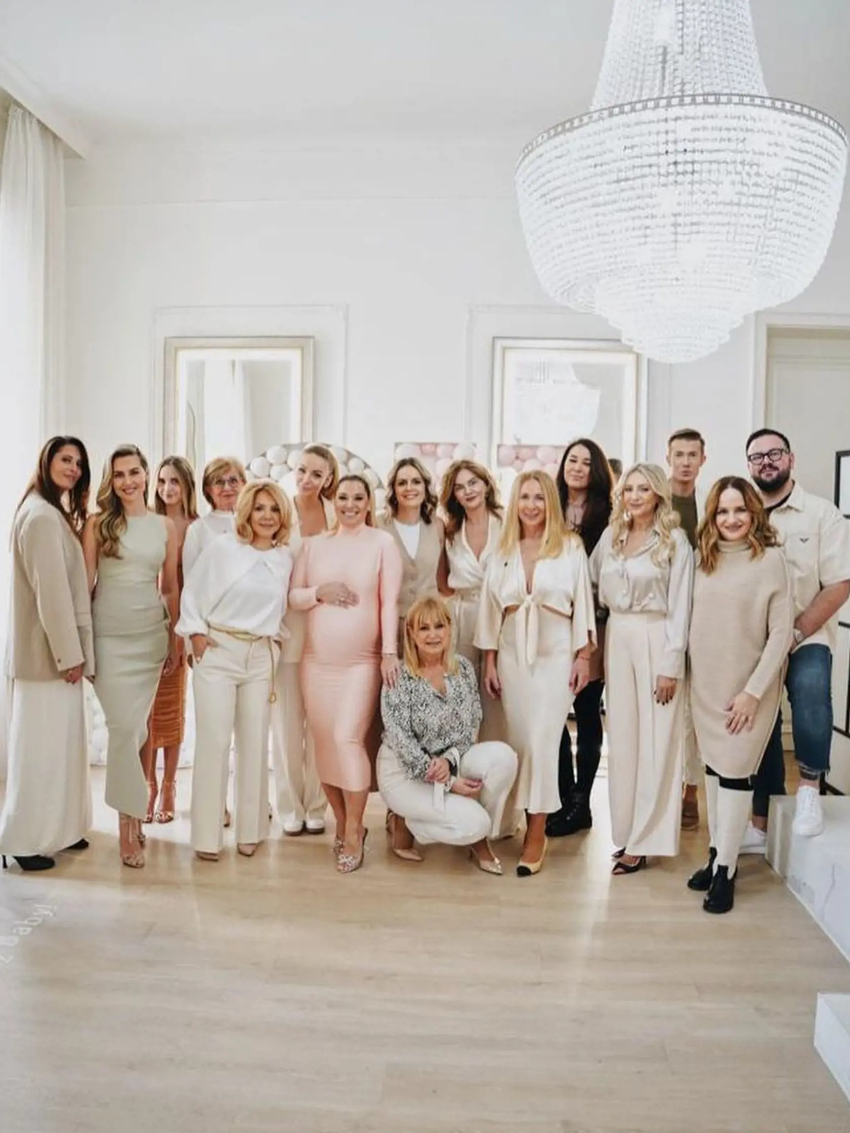 "Dnes sme oslávili malú princeznú, ktorá o pár týždňov príde na svet . To tá naša tu už je dva roky tri mesiace a užíva si všetko, čo je okolo nej," napísala Monika Beňová k tejto fotke na instagrame.