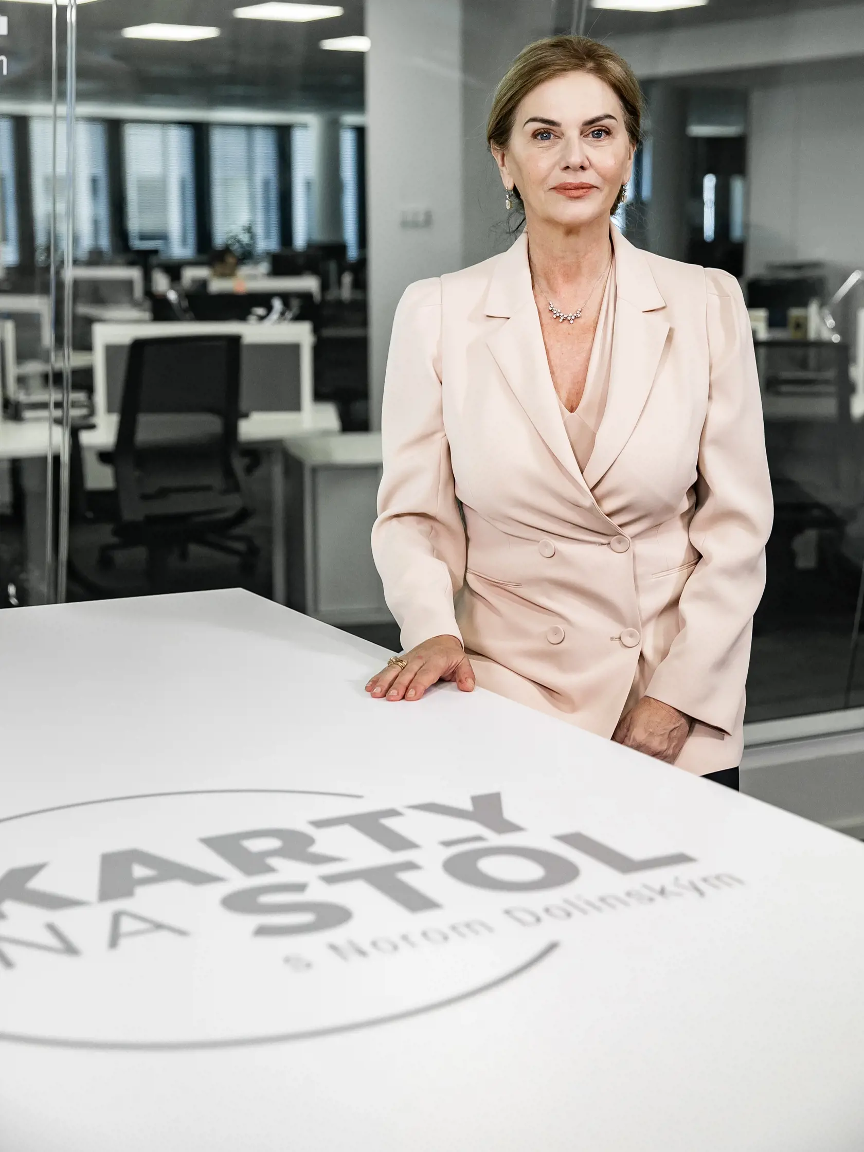 Diskusná relácia “Karty na stôl”, hosťom bola Monika Beňová.. 