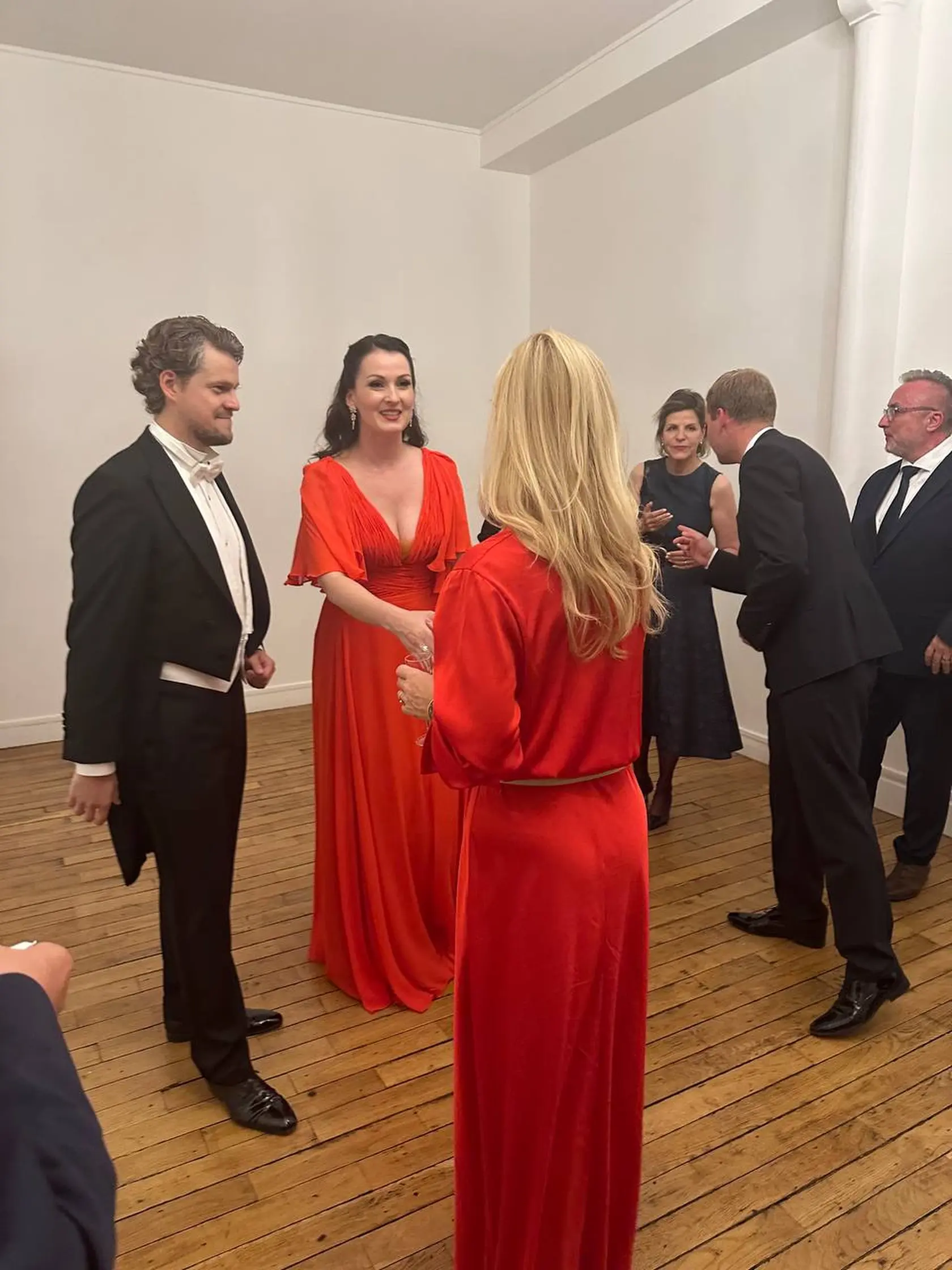 Ministerka kultúry Martina Šimkovičová (nom. SNS) na koncerte pri príležitosti ukončenia 2. svetovej vojny, ktorý organizoval Slovenský inštitút v Paríži s podporou jej rezortu. V Paríži sa ukázala v červených dlhých šatách. 