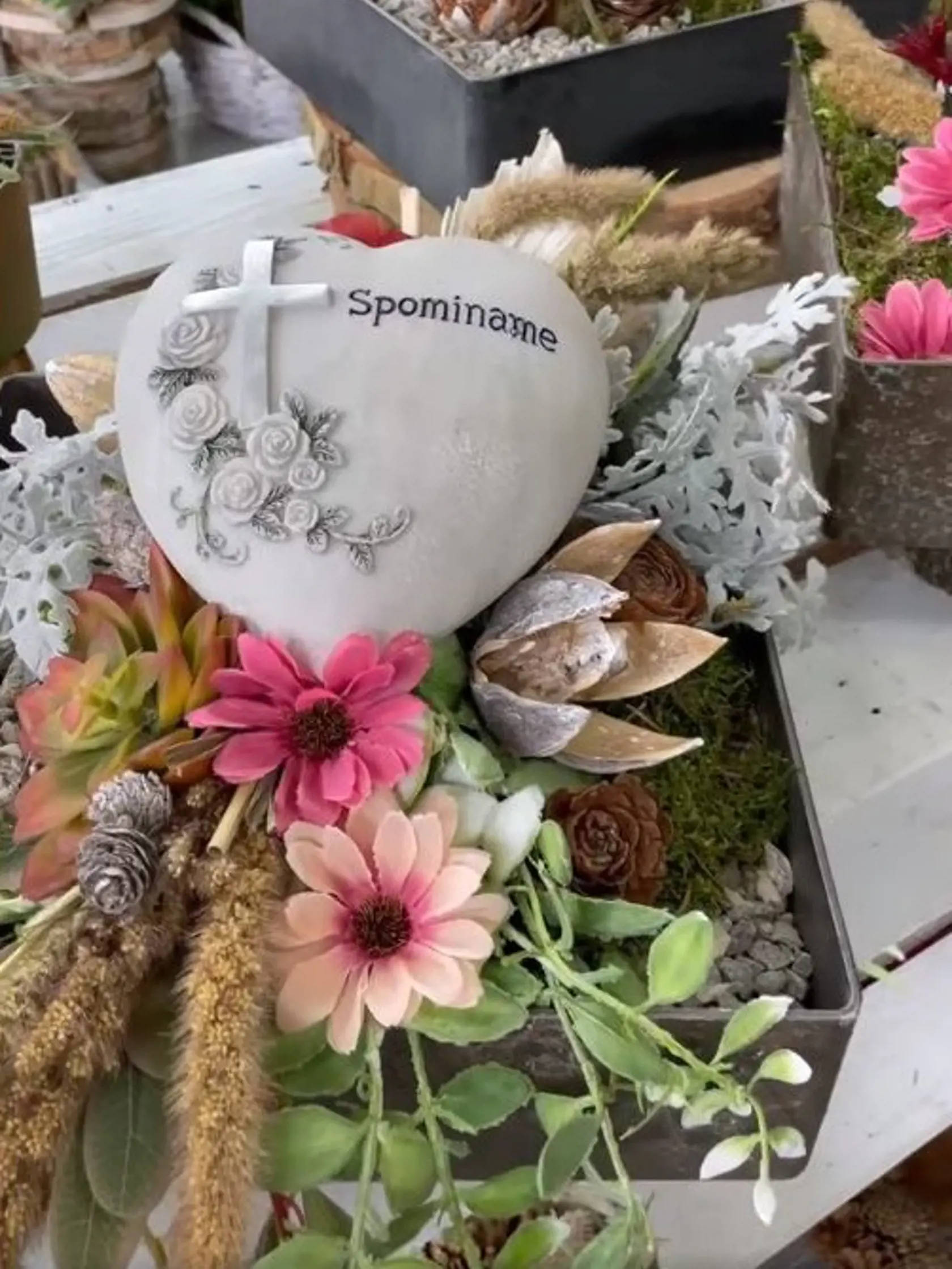 Kombinácia prírodných materiálov, živých kvietkov a kamenného srdiečka je mimoriadne pôsobivá.