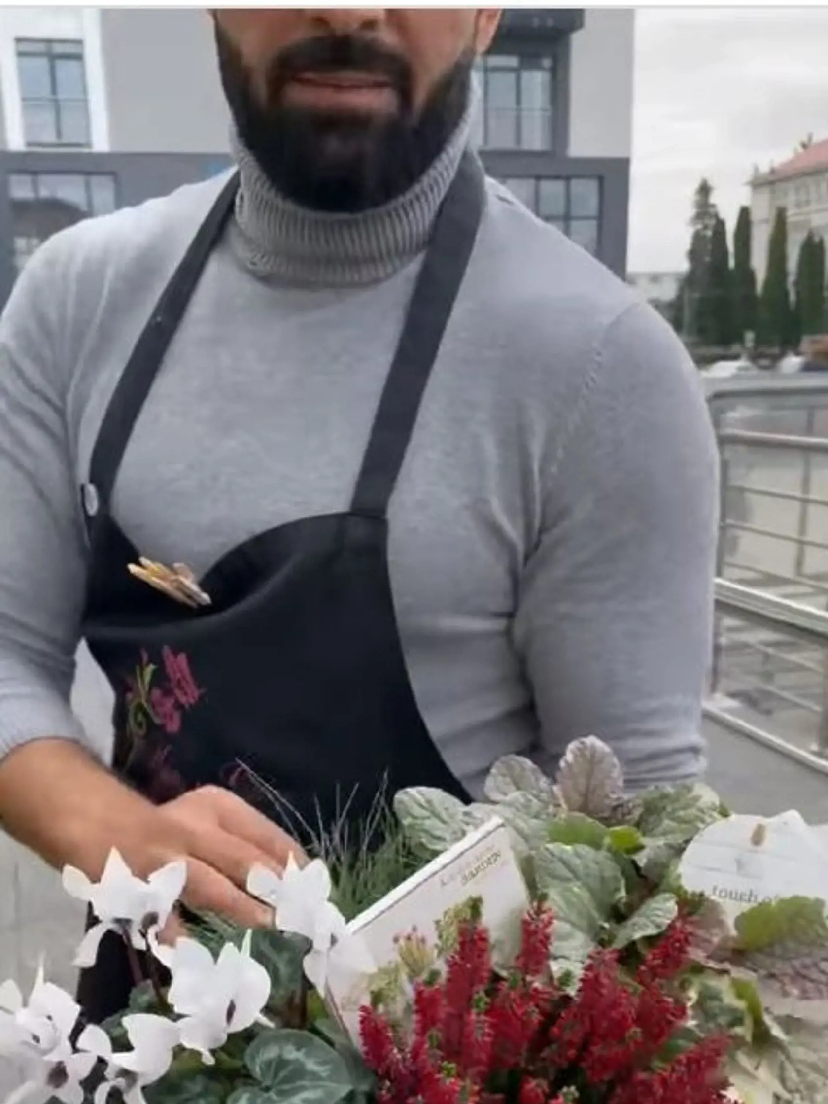 Guru je aj zástancom drobnej výsadby na hrobe. Hovorí, že rastlinky, ktoré na to volia sú trvanlivé a neškodia im ani mráziky.
