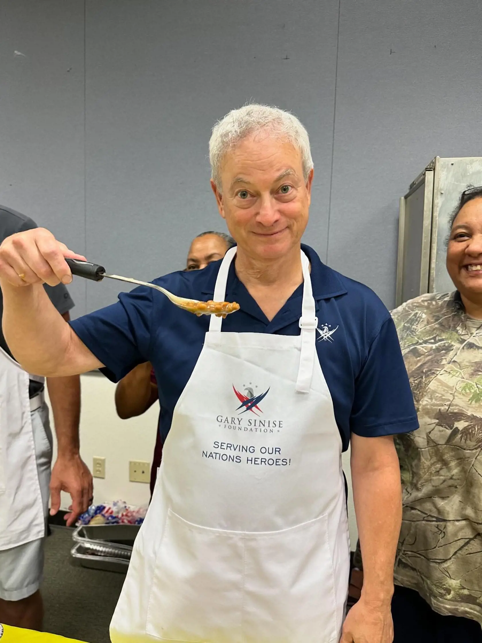 Herec Gary Sinise sa stal ikonou aj vďaka svojej neúnavnej podpore amerických vojakov. Ako zakladateľ nadácie Gary Sinise Foundation sa zameriava na zlepšenie života veteránov a ich rodín, čo mu prinieslo rešpekt a obdiv aj mimo filmového sveta.