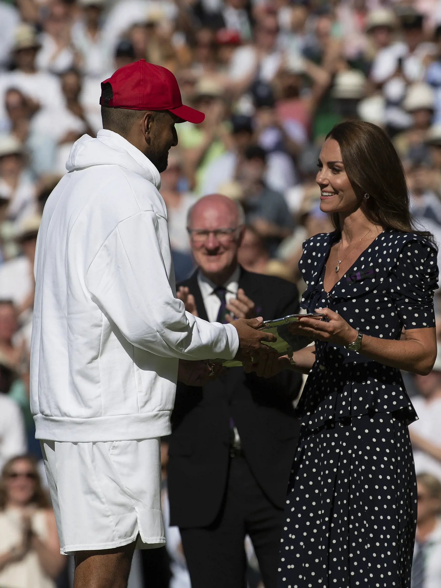 Kyrgios si prevzal pohár pre zdolaného finalistu z rúk vojvodkyne Kate.