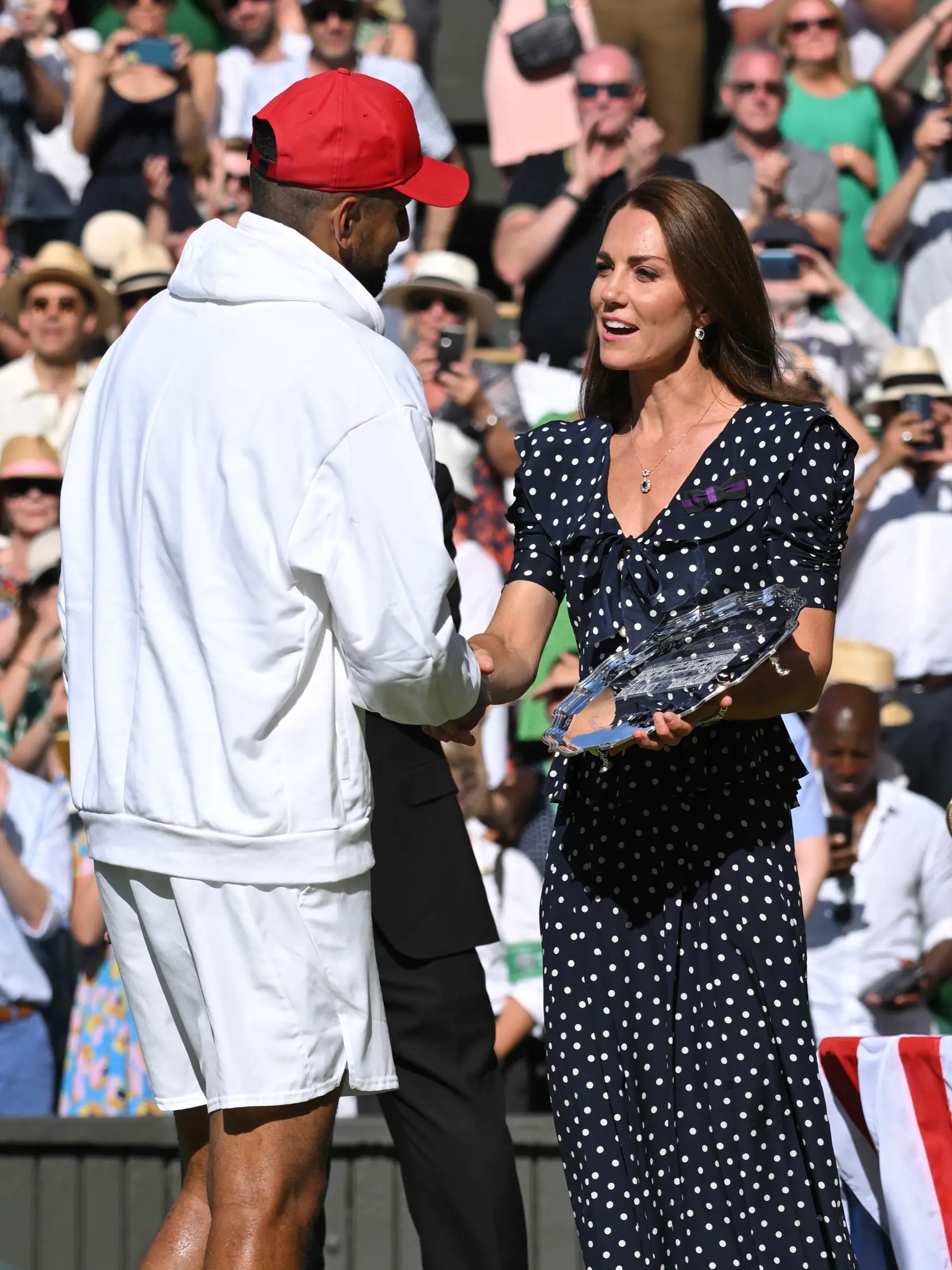 Kyrgios si prevzal pohár pre zdolaného finalistu z rúk vojvodkyne Kate.
