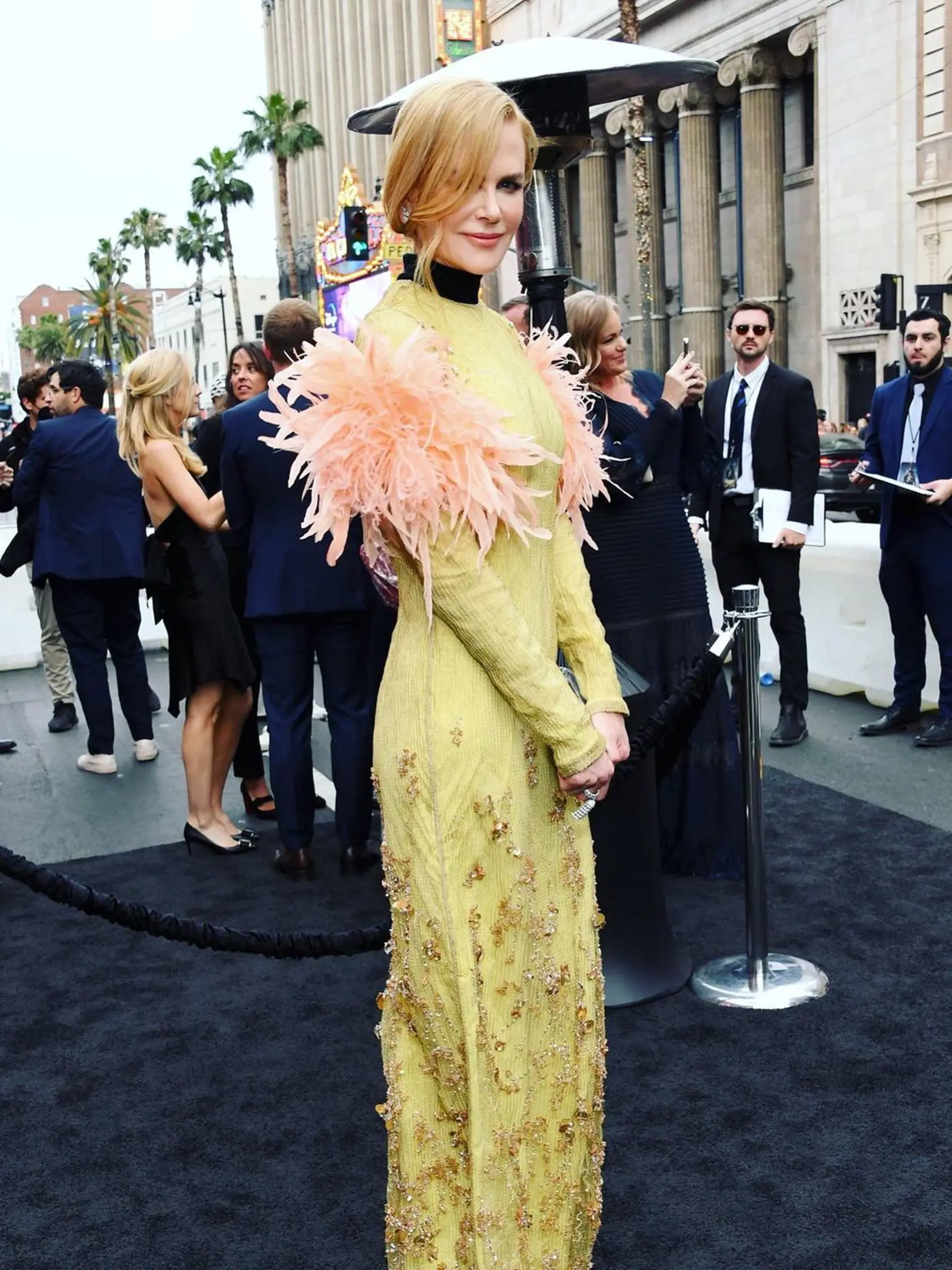 Známa herečka Nicole Kidman bola videná na letisku počas urýchleného presunu do rodnej Austrálie. Do Sydney letela s manželom Keithom Urbanom a dcérami Sunday (14) a Faith (12). Dôvod ich urýchleného odletu má byť podľa zahraničných médií správa o stave herečkinej matky, ktorá má údajne vážne zdravotné komplikácie.