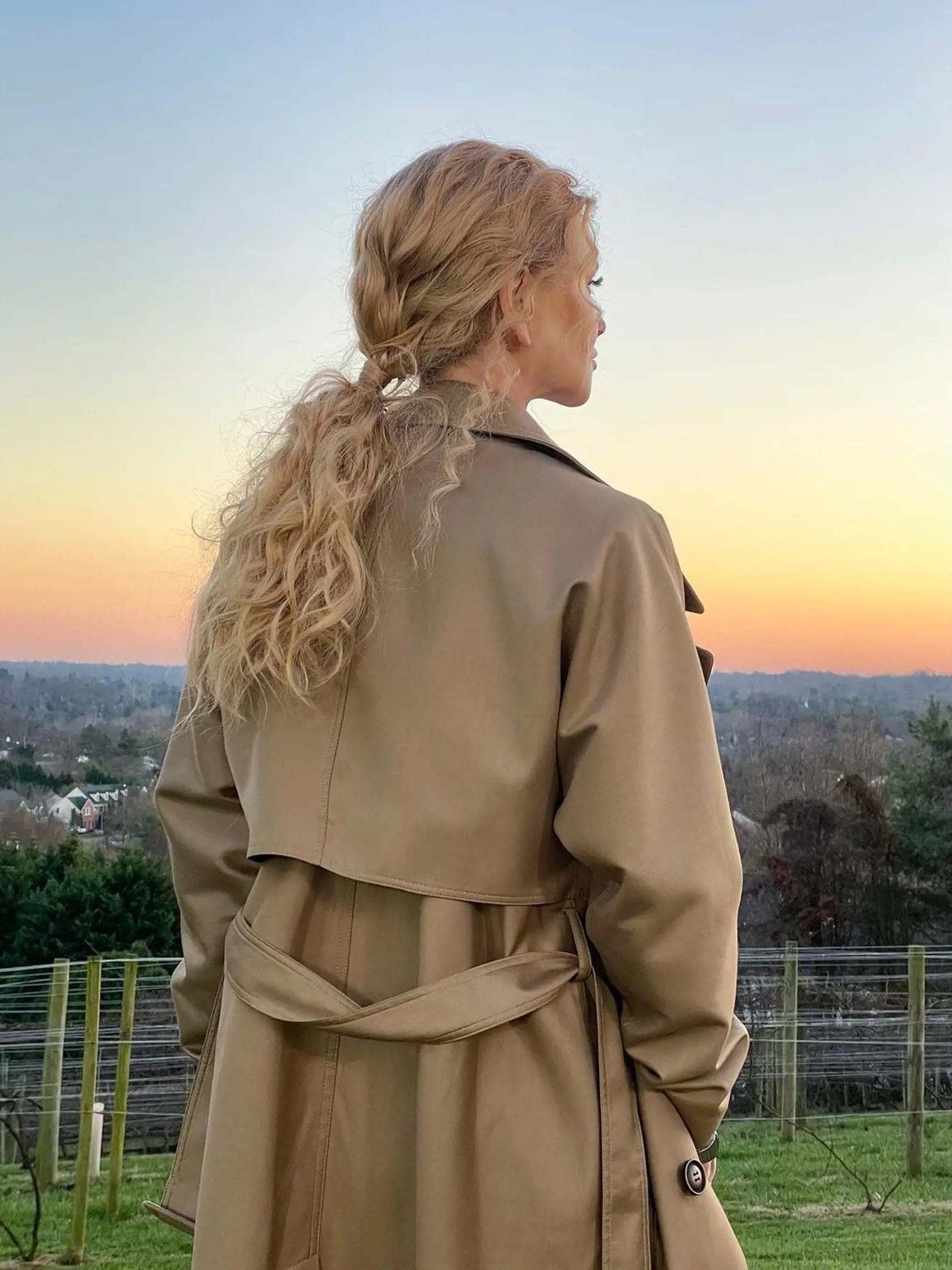 Známa herečka Nicole Kidman bola videná na letisku počas urýchleného presunu do rodnej Austrálie. Do Sydney letela s manželom Keithom Urbanom a dcérami Sunday (14) a Faith (12). Dôvod ich urýchleného odletu má byť podľa zahraničných médií správa o stave herečkinej matky, ktorá má údajne vážne zdravotné komplikácie.