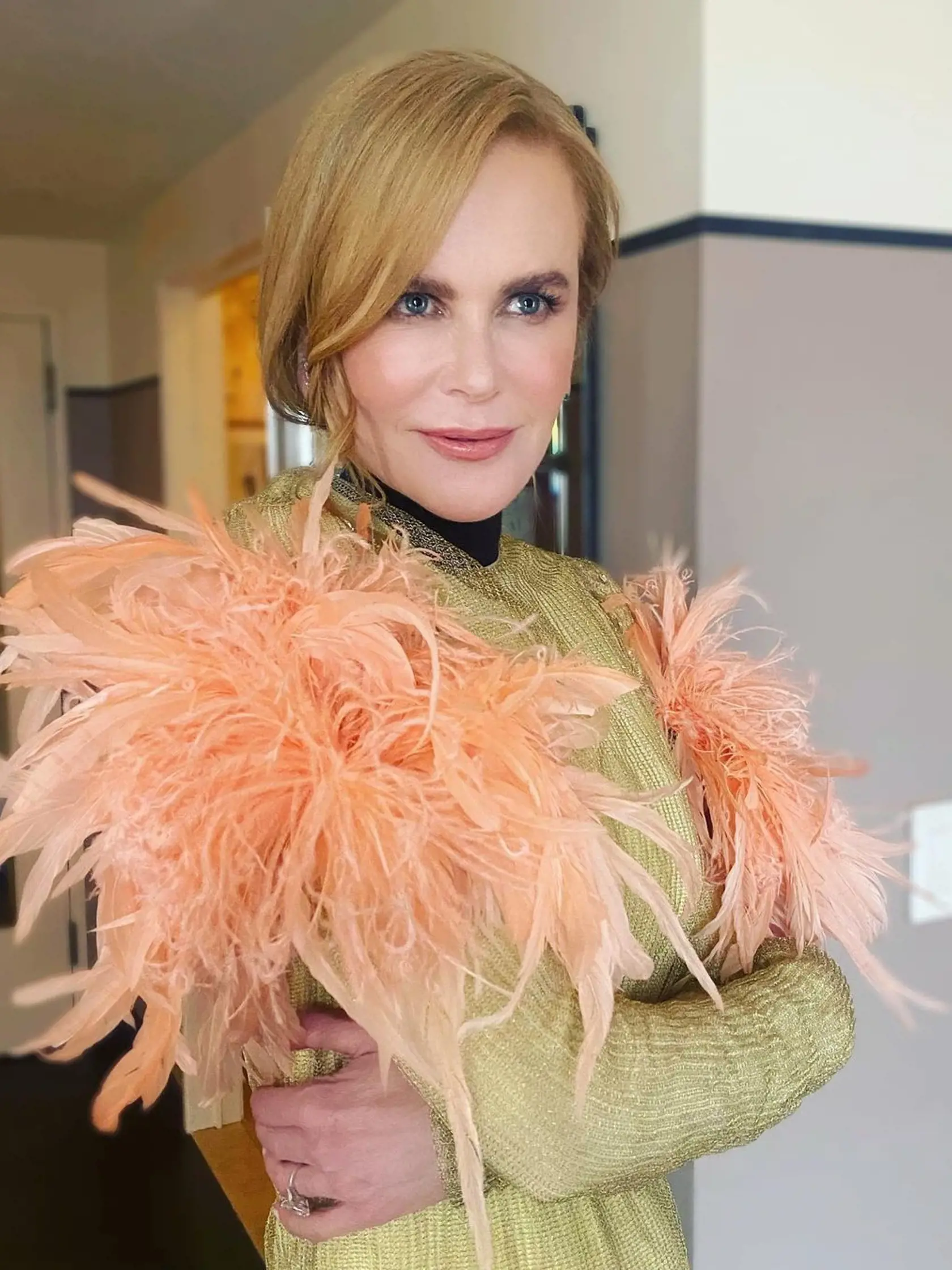 Známa herečka Nicole Kidman bola videná na letisku počas urýchleného presunu do rodnej Austrálie. Do Sydney letela s manželom Keithom Urbanom a dcérami Sunday (14) a Faith (12). Dôvod ich urýchleného odletu má byť podľa zahraničných médií správa o stave herečkinej matky, ktorá má údajne vážne zdravotné komplikácie.