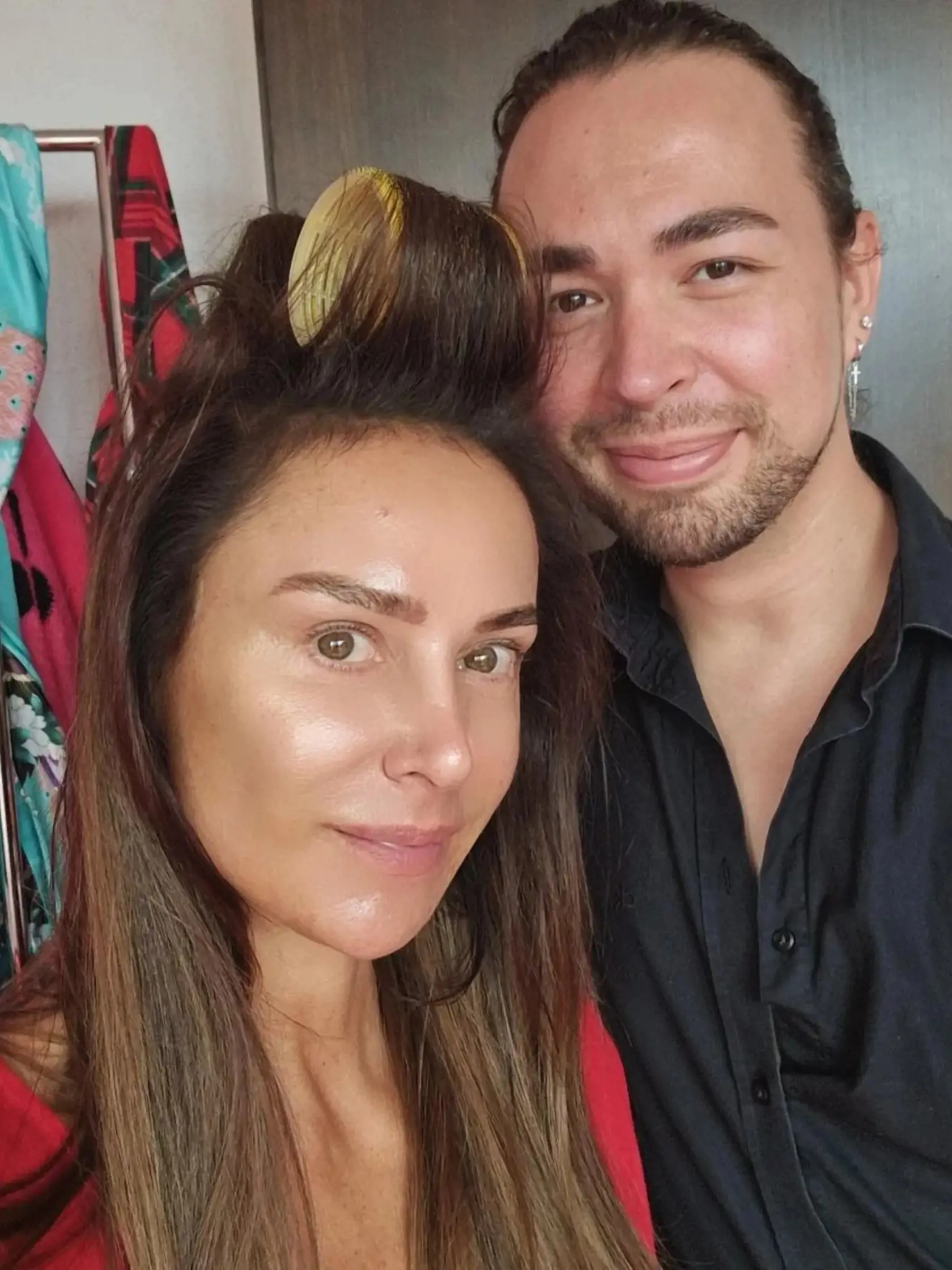 nenalíčená Zora vyzerá ako tínedžerka.