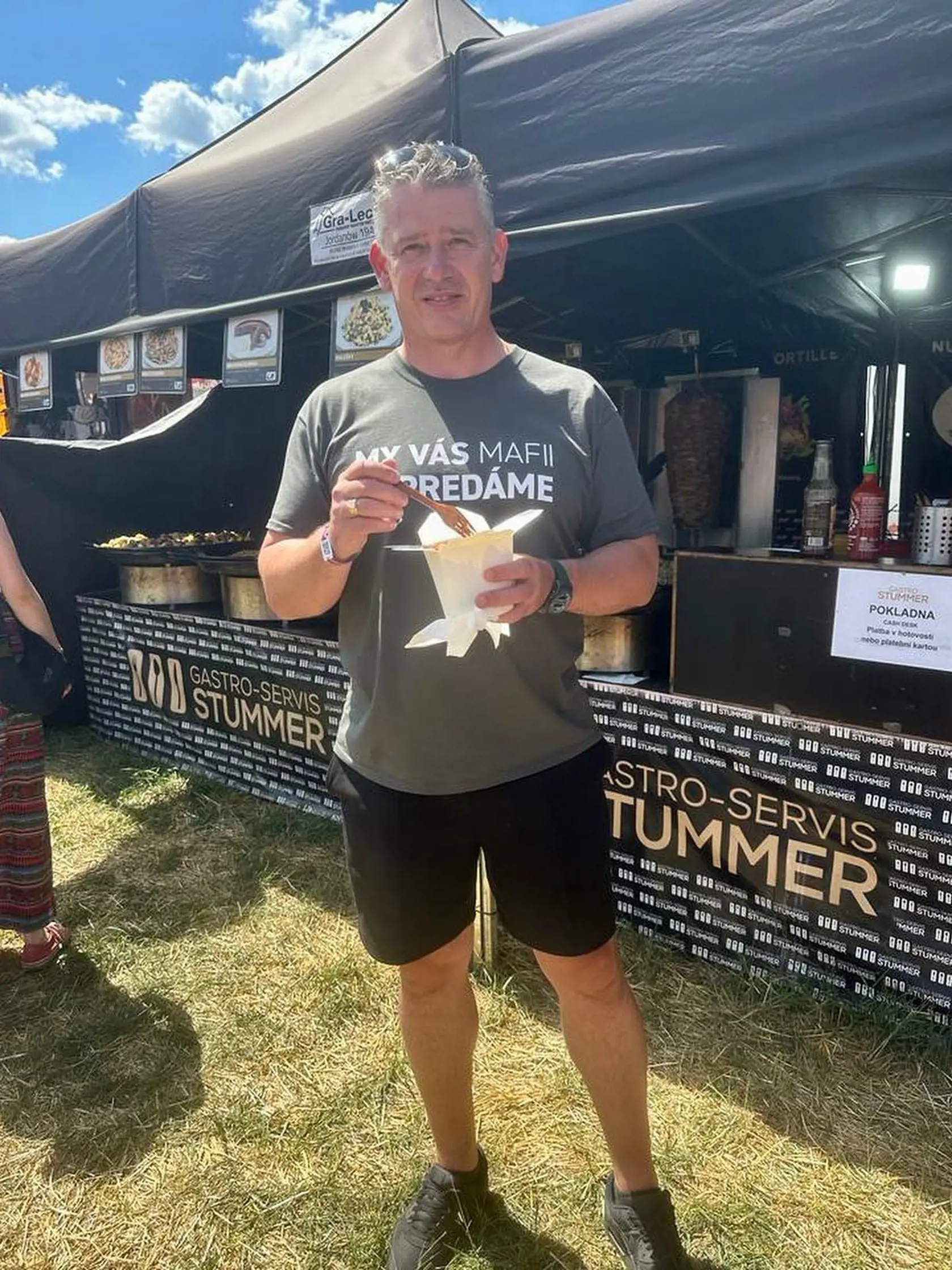 Exminister Mikulec sa aktuálne prihlásil z festivalu Pohoda v Trenčíne, kde mu opäť spoločnosť robila sexi blondína Zuzana v horúcom outfite. "V pohode na pohode," napísal s úsmevom Mikulec. Exšéf rezortu vnútra zapózoval v tričku OĽaNO s nápisom "My vás mafii nepredáme".