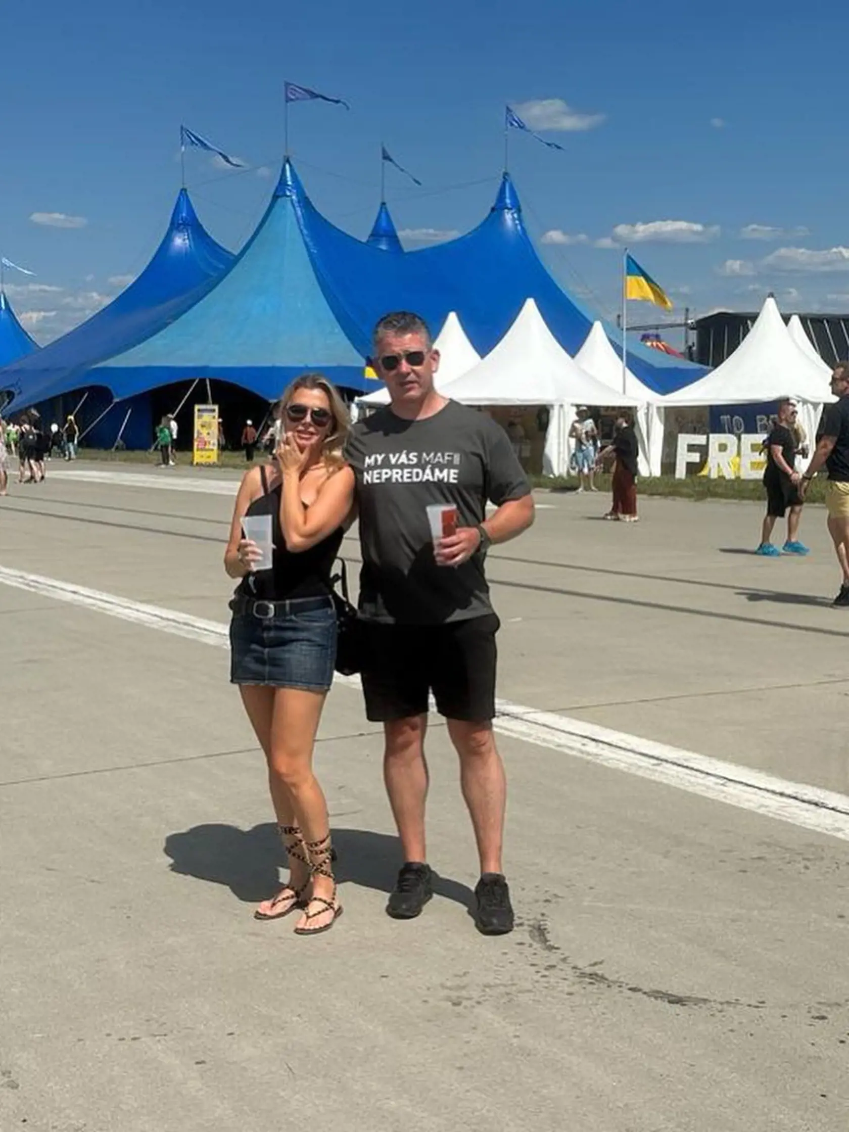 Exminister Mikulec sa aktuálne prihlásil z festivalu Pohoda v Trenčíne, kde mu opäť spoločnosť robila sexi blondína Zuzana v horúcom outfite. "V pohode na pohode," napísal s úsmevom Mikulec. Exšéf rezortu vnútra zapózoval v tričku OĽaNO s nápisom "My vás mafii nepredáme".