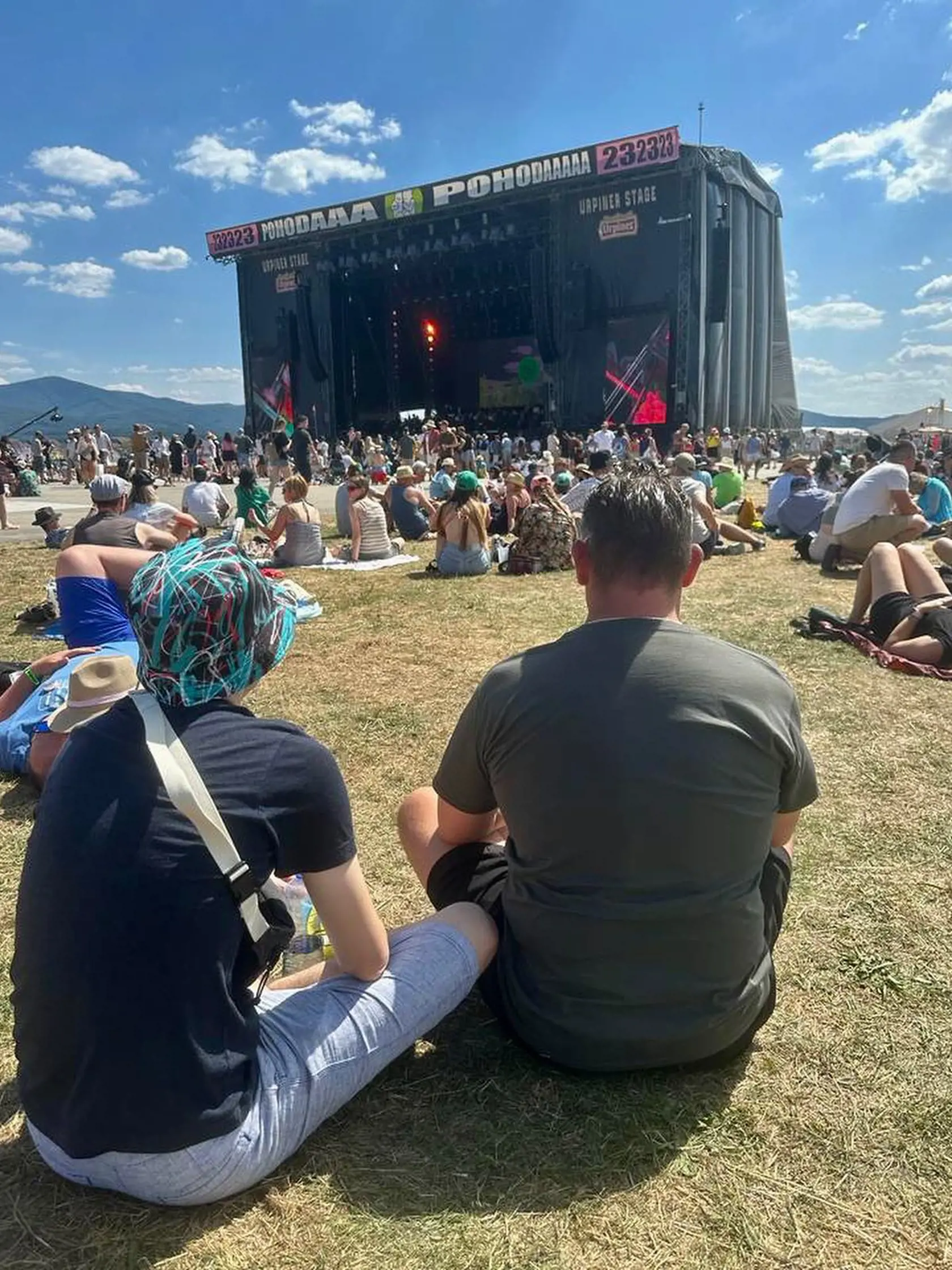Exminister Mikulec sa aktuálne prihlásil z festivalu Pohoda v Trenčíne, kde mu opäť spoločnosť robila sexi blondína Zuzana v horúcom outfite. "V pohode na pohode," napísal s úsmevom Mikulec. Exšéf rezortu vnútra zapózoval v tričku OĽaNO s nápisom "My vás mafii nepredáme".