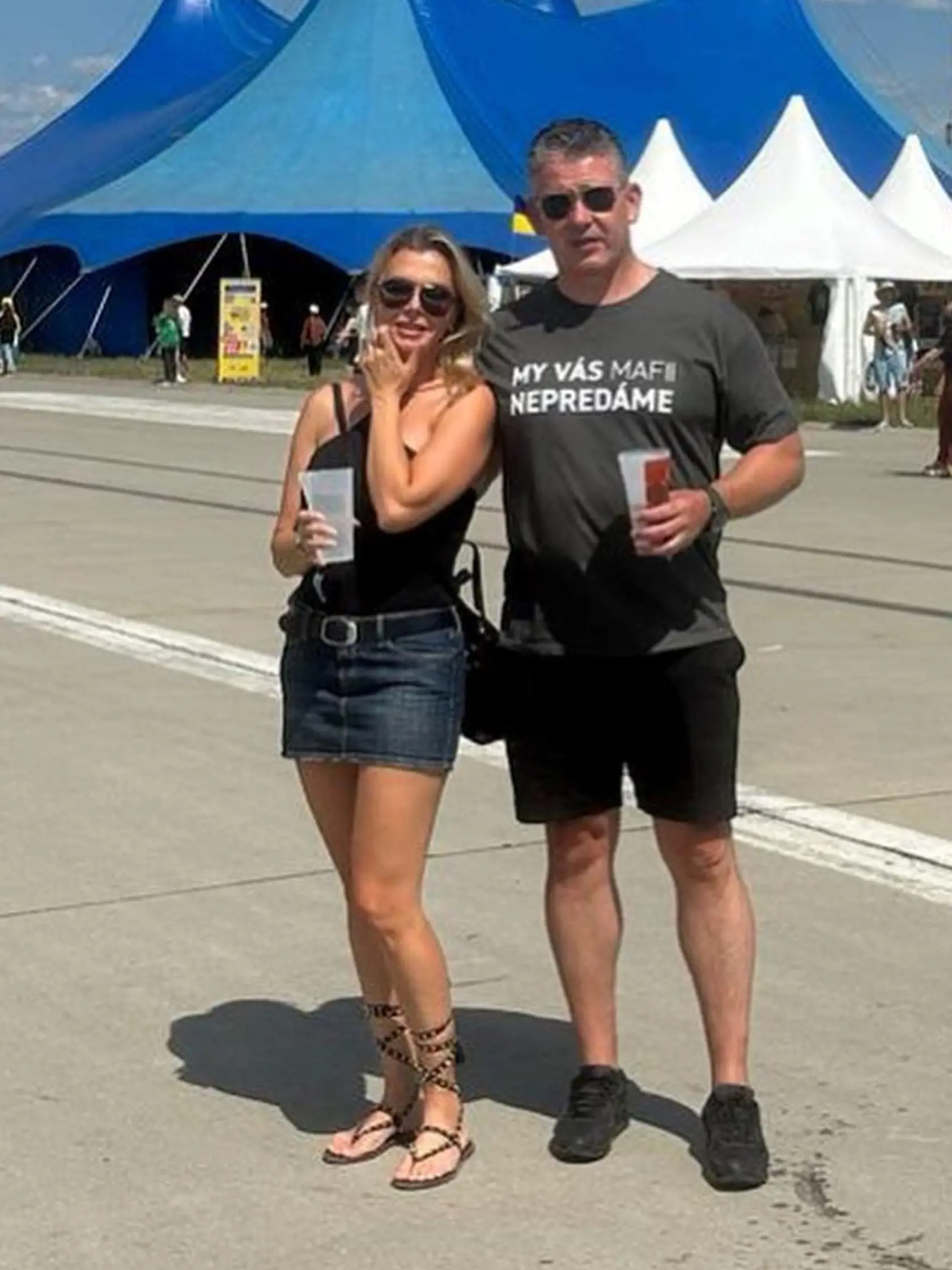 Exminister Mikulec sa aktuálne prihlásil z festivalu Pohoda v Trenčíne, kde mu opäť spoločnosť robila sexi blondína Zuzana v horúcom outfite. "V pohode na pohode," napísal s úsmevom Mikulec. Exšéf rezortu vnútra zapózoval v tričku OĽaNO s nápisom "My vás mafii nepredáme".