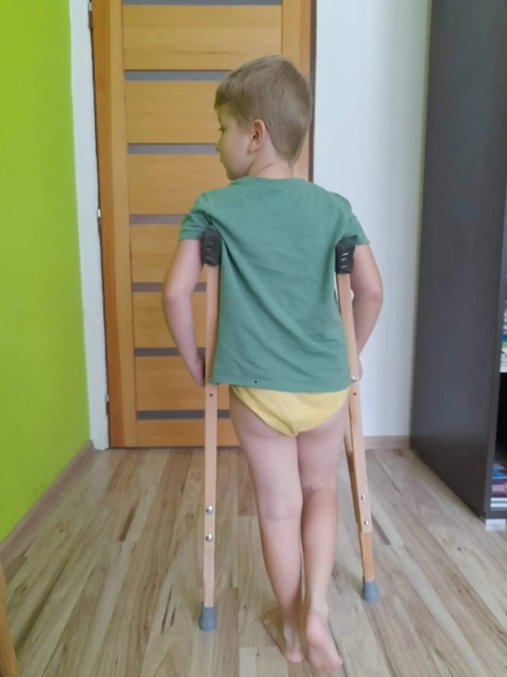 Marek kvôli zlomenej panve a stehennej kosti sa musí pohybovať za pomoci bariel.
