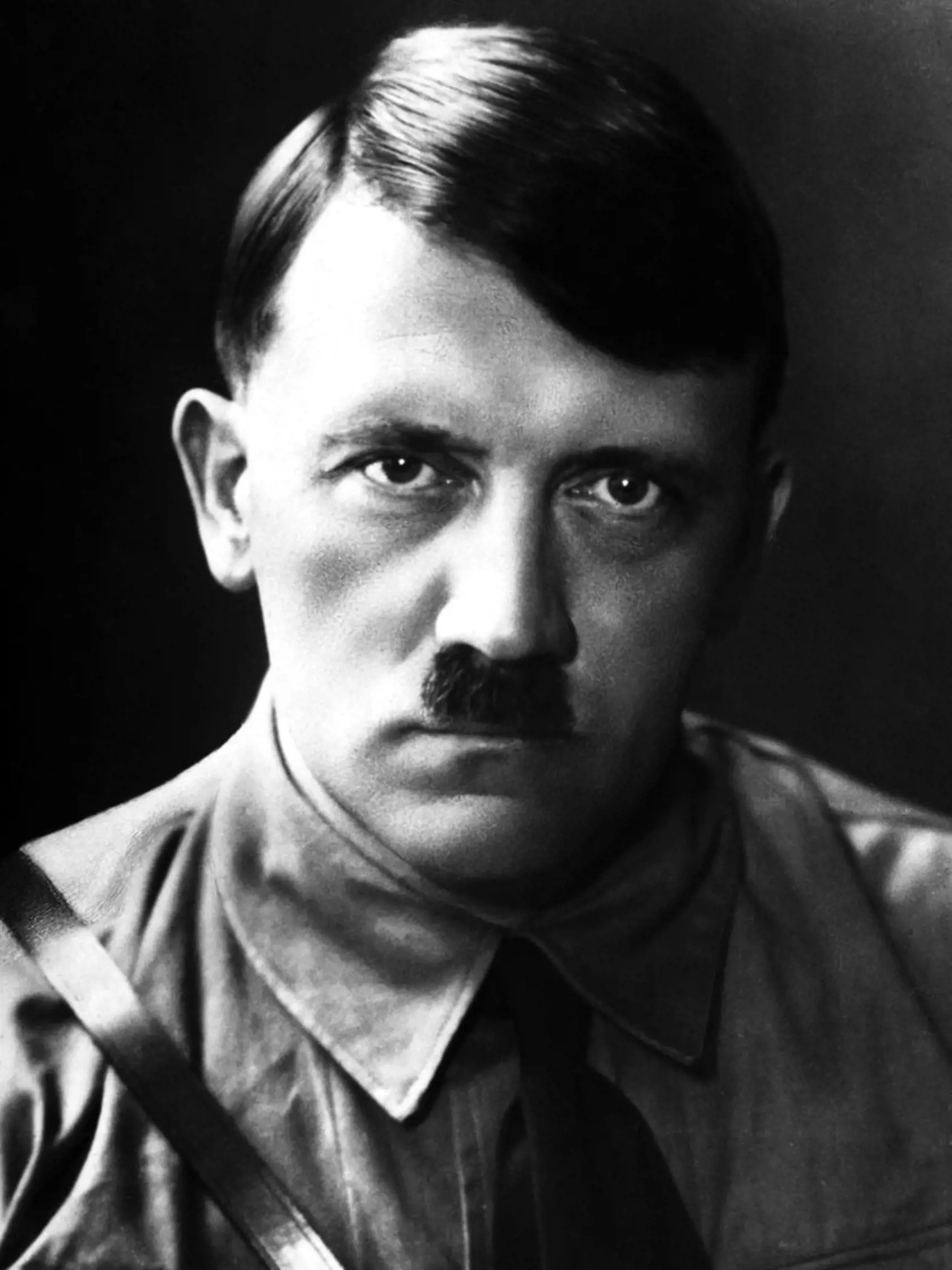 Nemecko - Adolf Hitler (1889 - 1945) - Hrôzovláda Adolfa Hitlera spočíva v jednom z najhyenickejších zločinov dejín - holokauste. Ríšsky kancelár v Nemecku zaviedol nacistickú diktatúru. Inicioval rasistickú politiku namierenú proti Židom. Svojou zahraničnou politikou vyprovokoval druhú svetovú vojnu, pod ktorej rúškom dochádzalo k systematickému vyvražďovaniu židovského obyvateľstva. Spustošil Európu, v roku 1945 spáchal samovraždu.