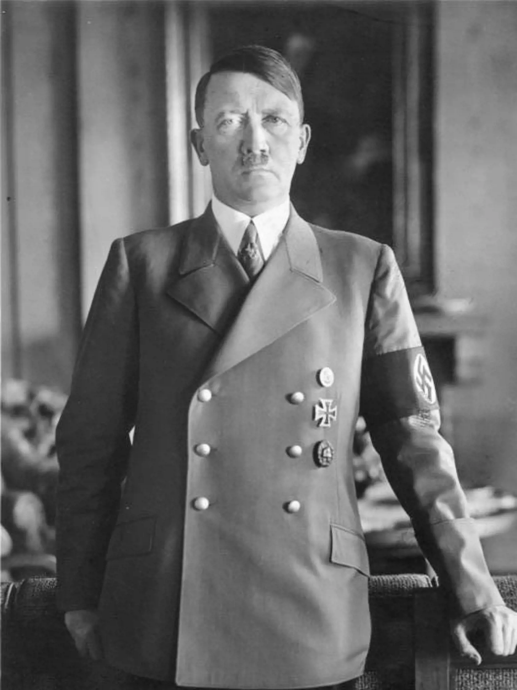 Adolf Hitler súrodencov spočiatku opantal svojou ideológiou.