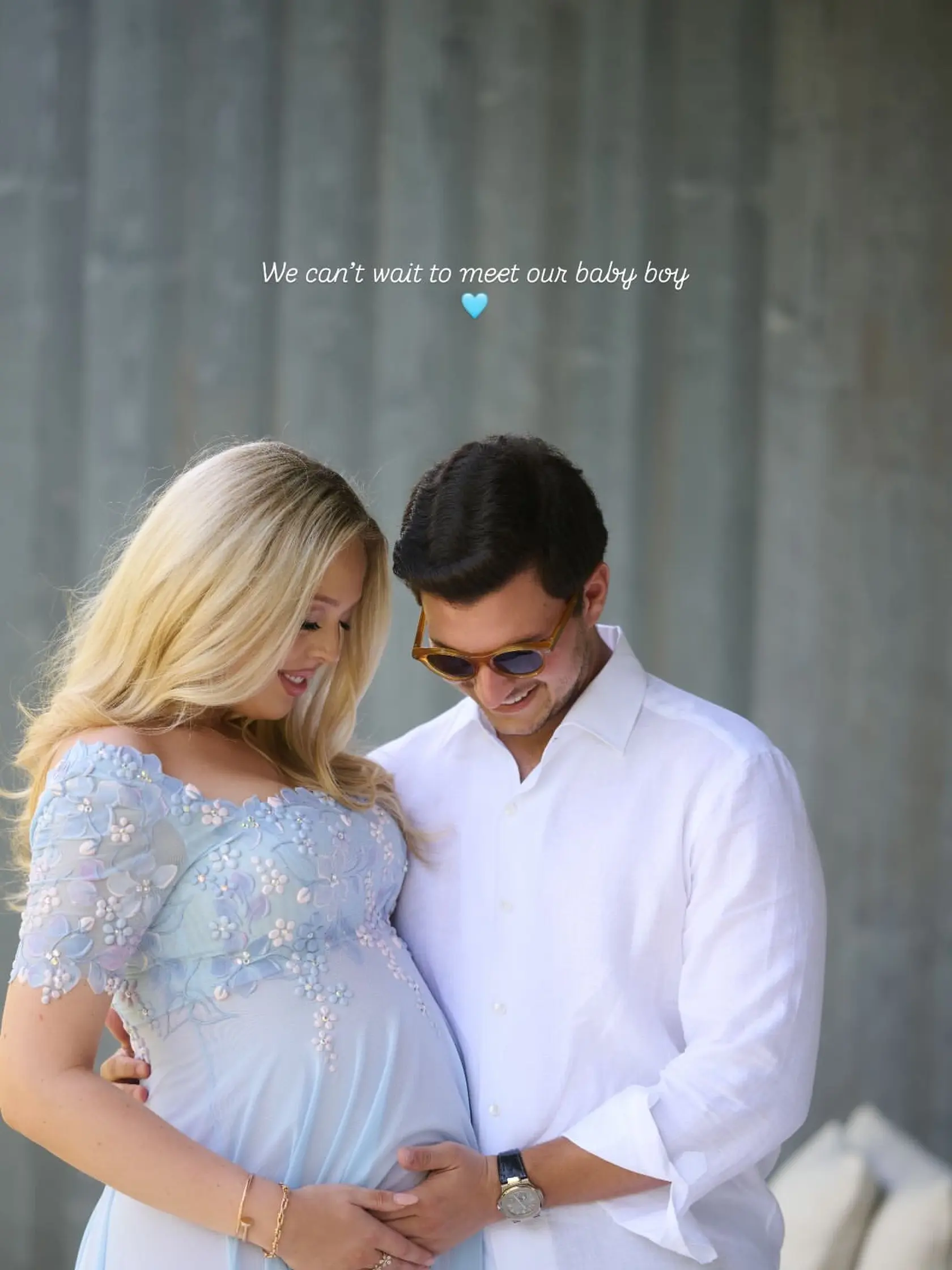 Samotná tehuľka Tiffany sa pyšne fotila s bruškom v 8. mesiaci. Budúca mama nemohla byť šťastnejšia, keď netrpezlivo očakáva narodenie svojho prvého dieťaťa s manželom, obchodníkom Michaelom Boulosom, s ktorým sa zosobášili v roku 2022. 