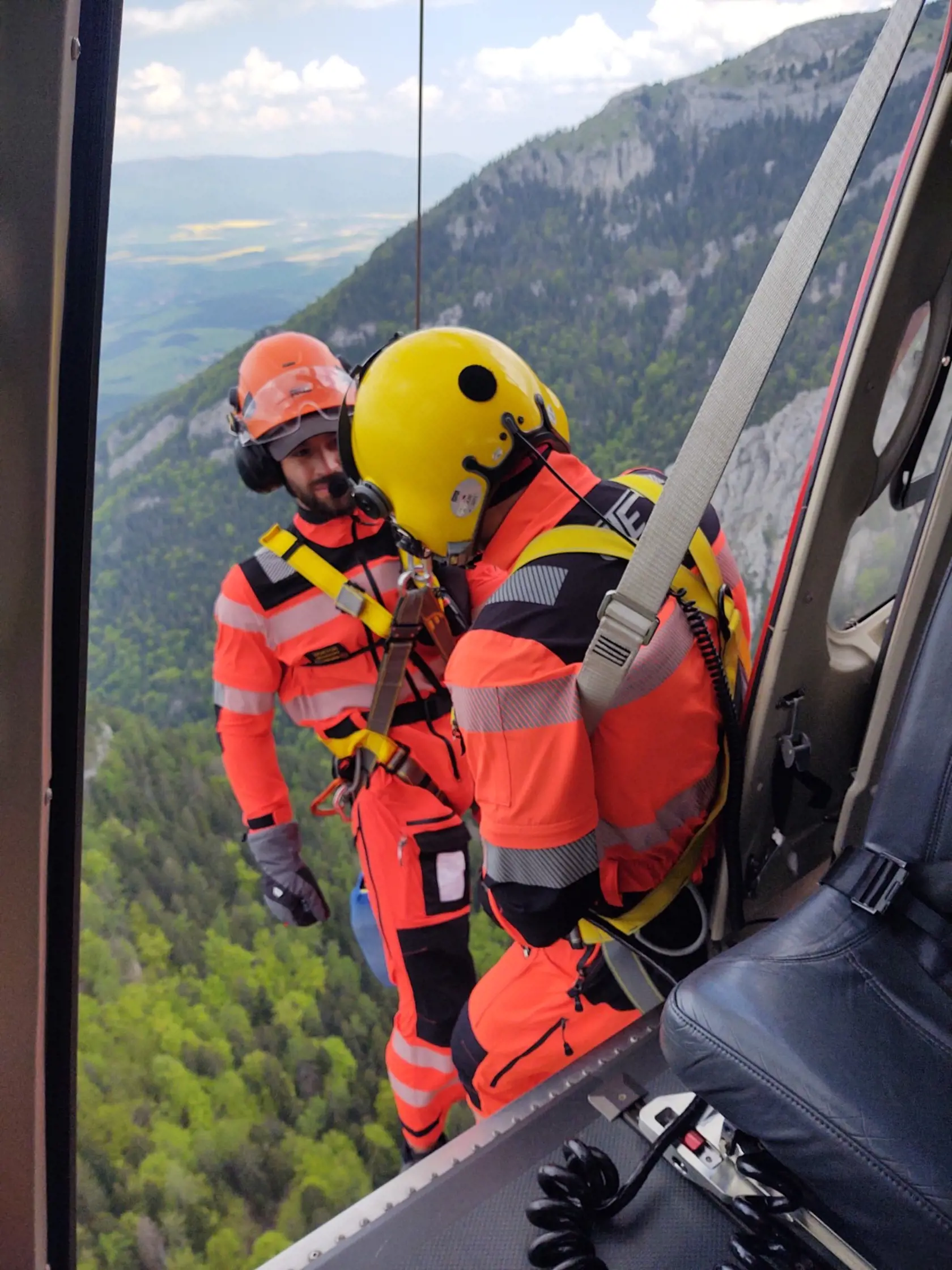 Horskí záchranári boli požiadaní dňa 21.5.2023 o pomoc pre maďarskú turistku. Tá si pri prechode po žlto značenom turistickom chodníku pod Ostrou nad obcou Blatnica spôsobila pošmyknutím a pádom úraz dolnej končatiny. Vzhľadom na náročnejšiu dostupnosť bola o súčinnosť požiadaná aj posádka leteckých záchranárov z Banskej Bystrice.