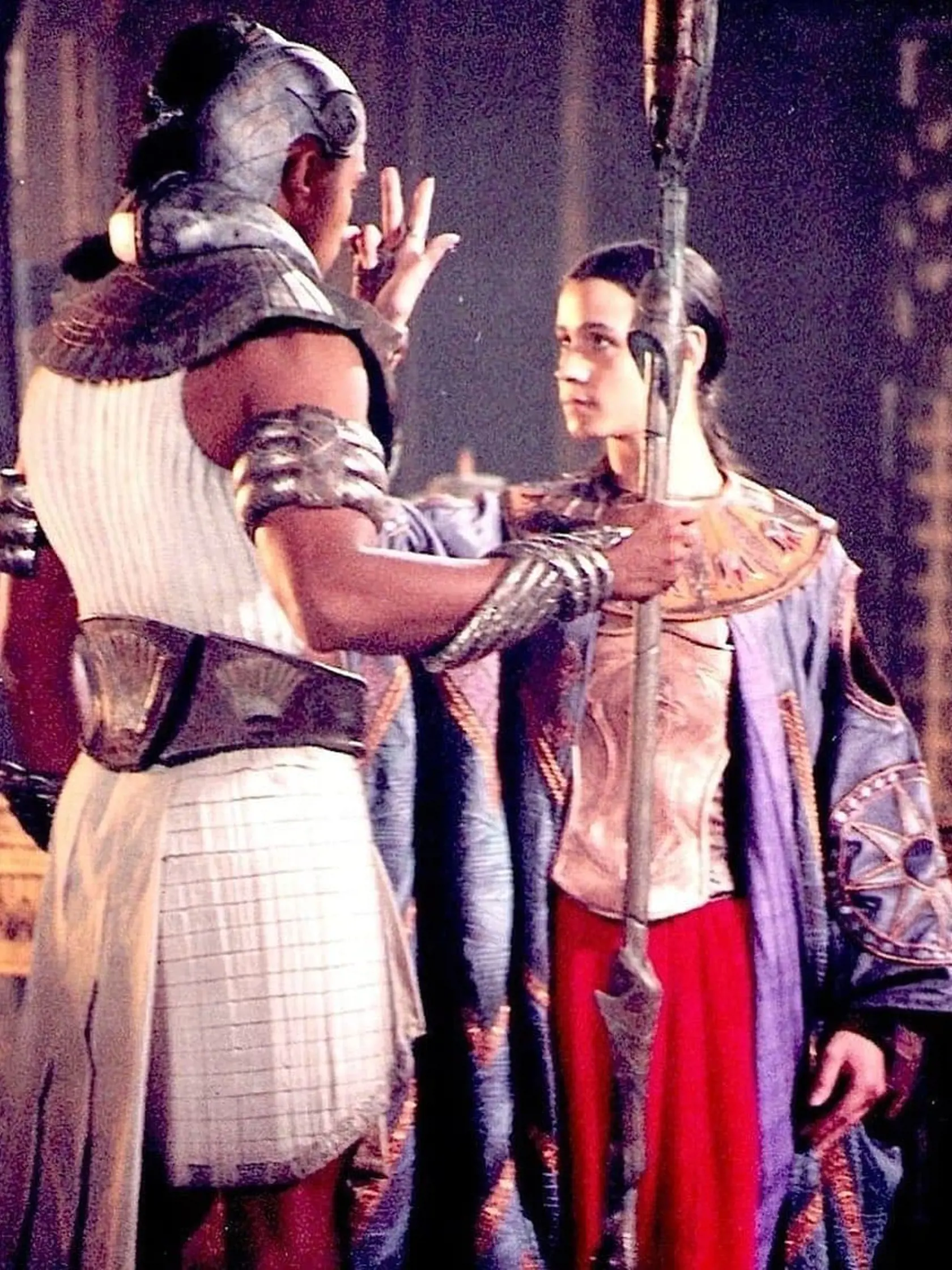 Jaye Davidson v úlohe krutého Boha vo filme Hviezdna brána. 