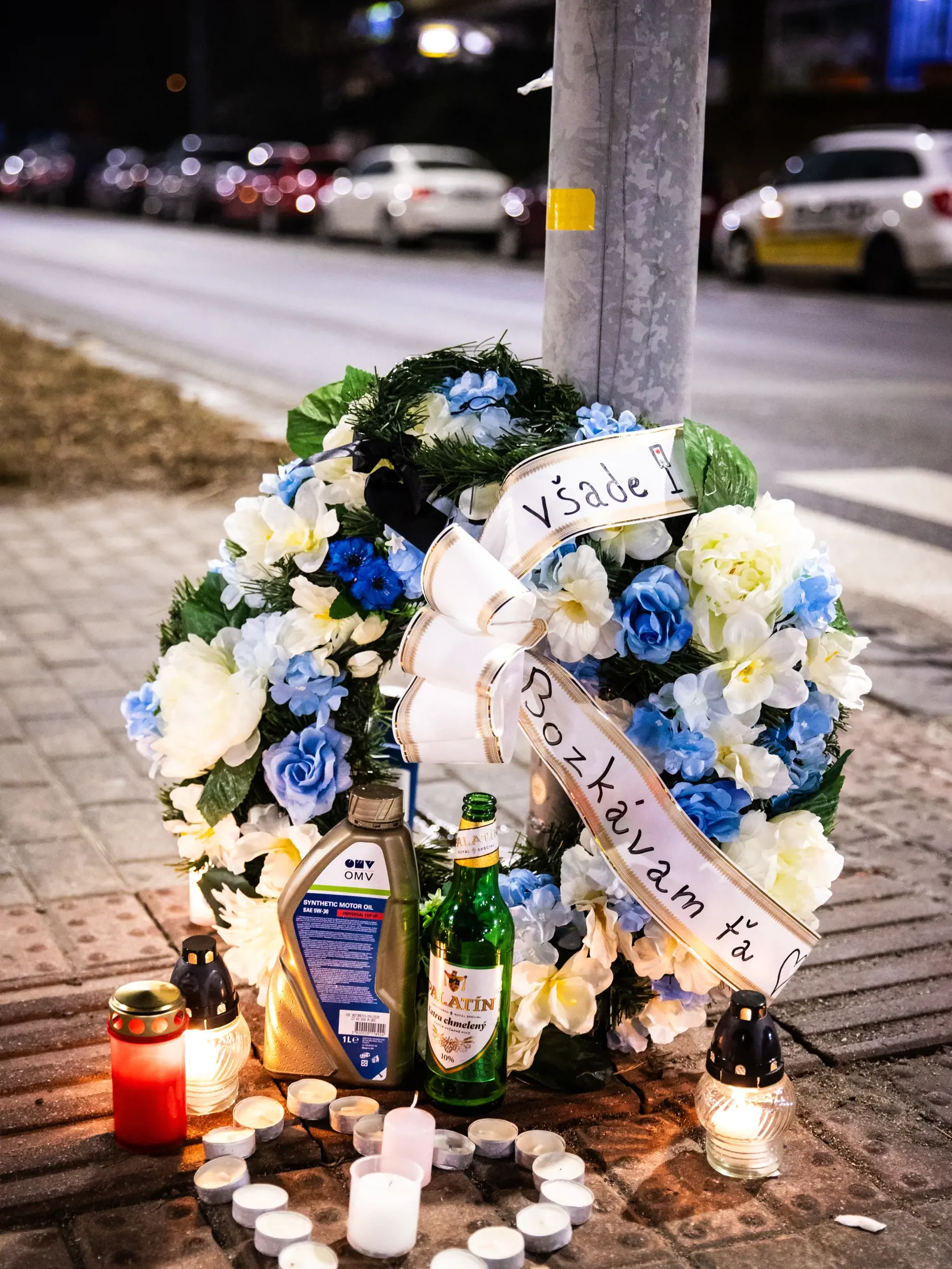 Pod semafor do ktorého narazil autom Andrej Danko ľudia začali nosiť sviečky a kahance.
