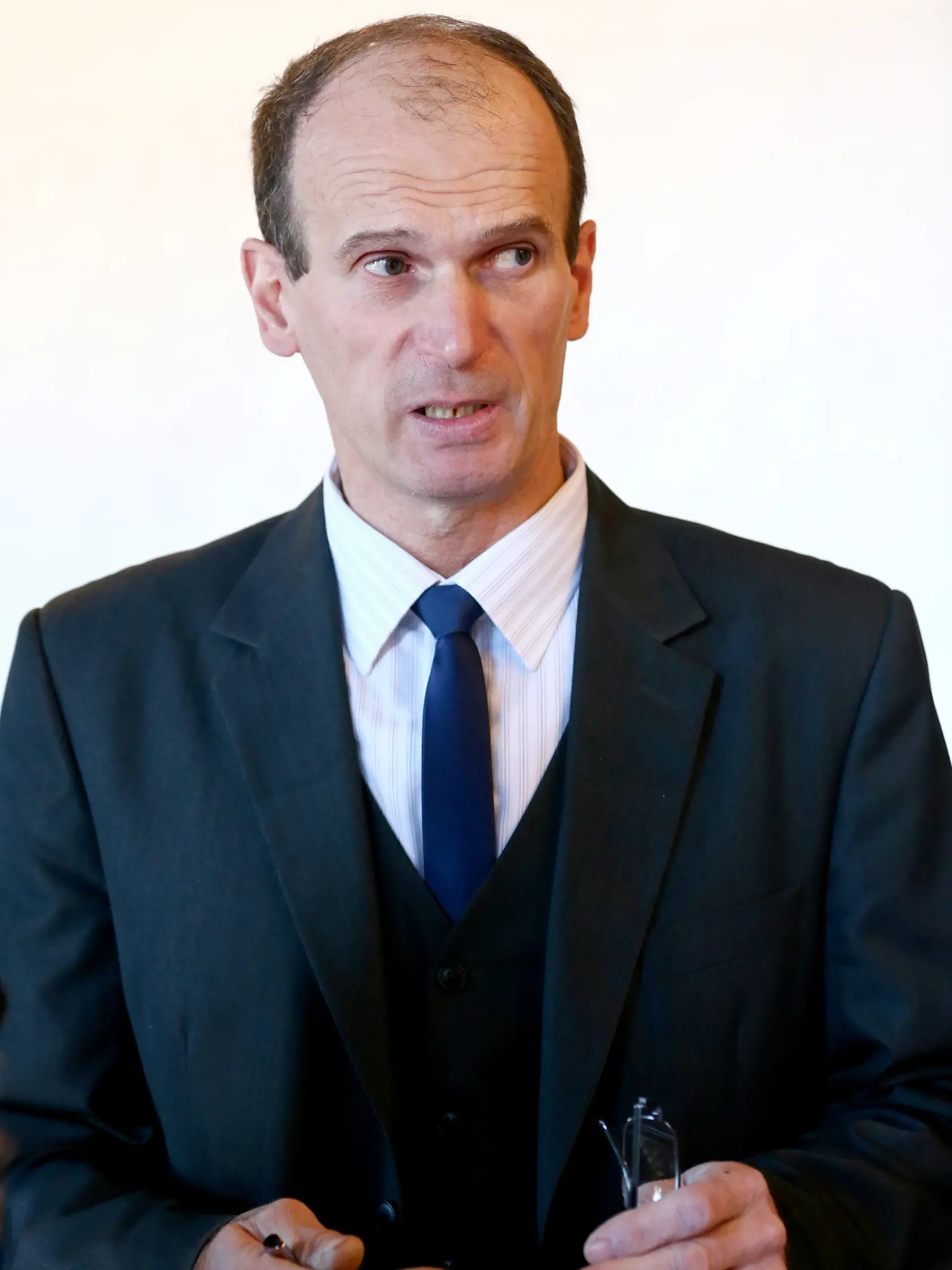 "Ako je možné, že som na to upozornil pred mesiacmi priamo políciu a do dnešného dňa polícia ani nehla prstom??? Do kedy sa tu bude prehliadať zlodejina agrobarónov??? A to nedoplatil na ich zlodejiny len môj brat-farmár, ale čo mám informácie tak viacerí ľudia, ktorí mali snahu gazdovať. Čo som počul, tak táto firma likvidovala obdobným spôsobom a vyhrážaním sa smrťou viacerých," pýtal sa syn Štefana Kuffu, Filip Kuffa.
