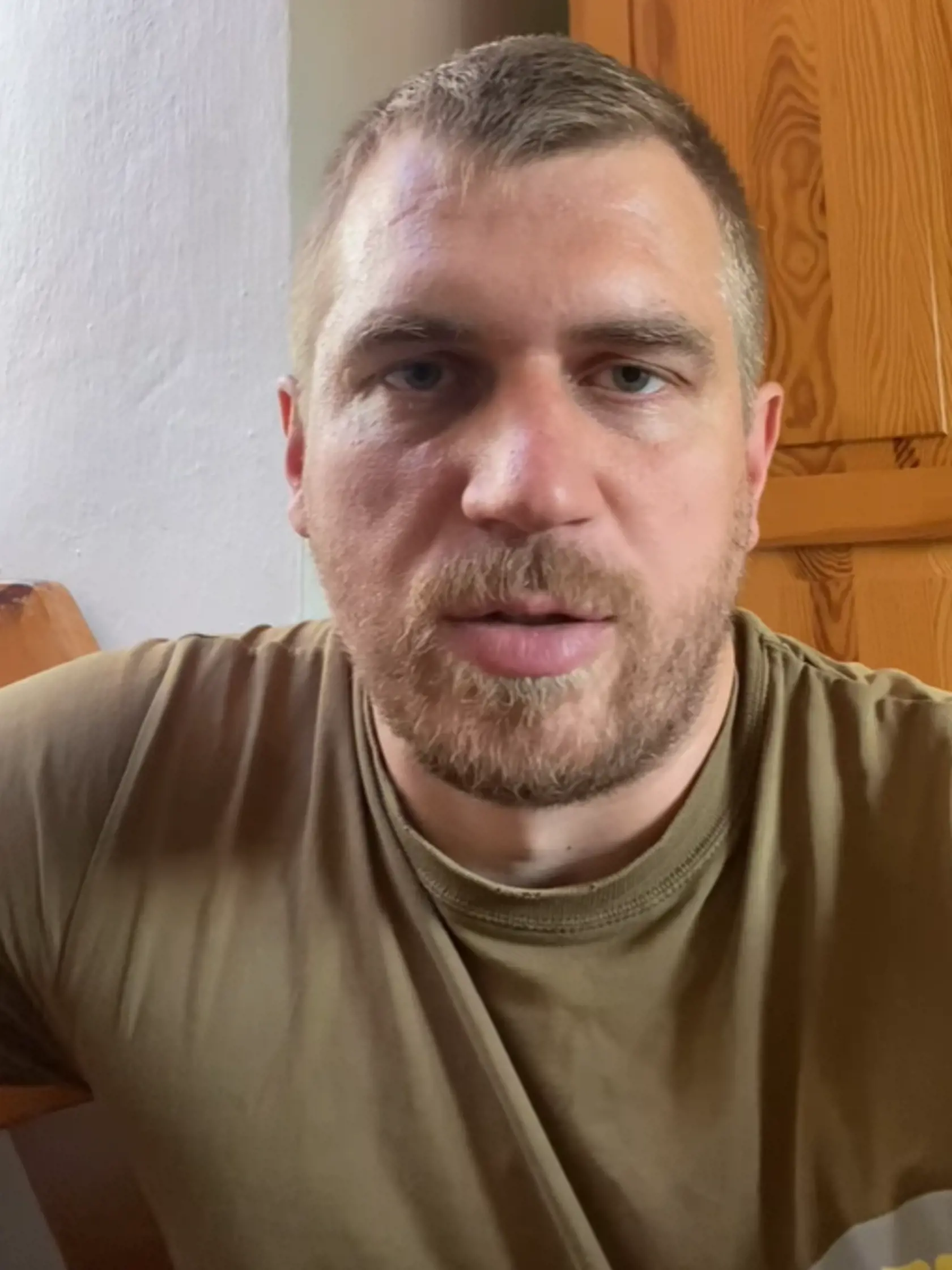 „Média sa účelovo snažia podhodiť tézu, že som mal údajne potýčku s kežmarským farmárom, kde som sa dokonca mal vyhrážať zbitím a smrťou. Pravda je taká, že ten kežmarský farmár je môj brat, a paradoxne smrťou sa vyhrážala práve pani Bagoňová z firmy HEBA jemu, ktorá dala príkaz svojim traktoriskom, aby ho s traktorom prešli na jeho vlastnom pozemku spolu s mojimi dvomi synovcami, ktorí tam boli a nemali ani 2 roky,“ uviedol poslanec Filip Kuffa pre Plus JEDEN DEŇ.