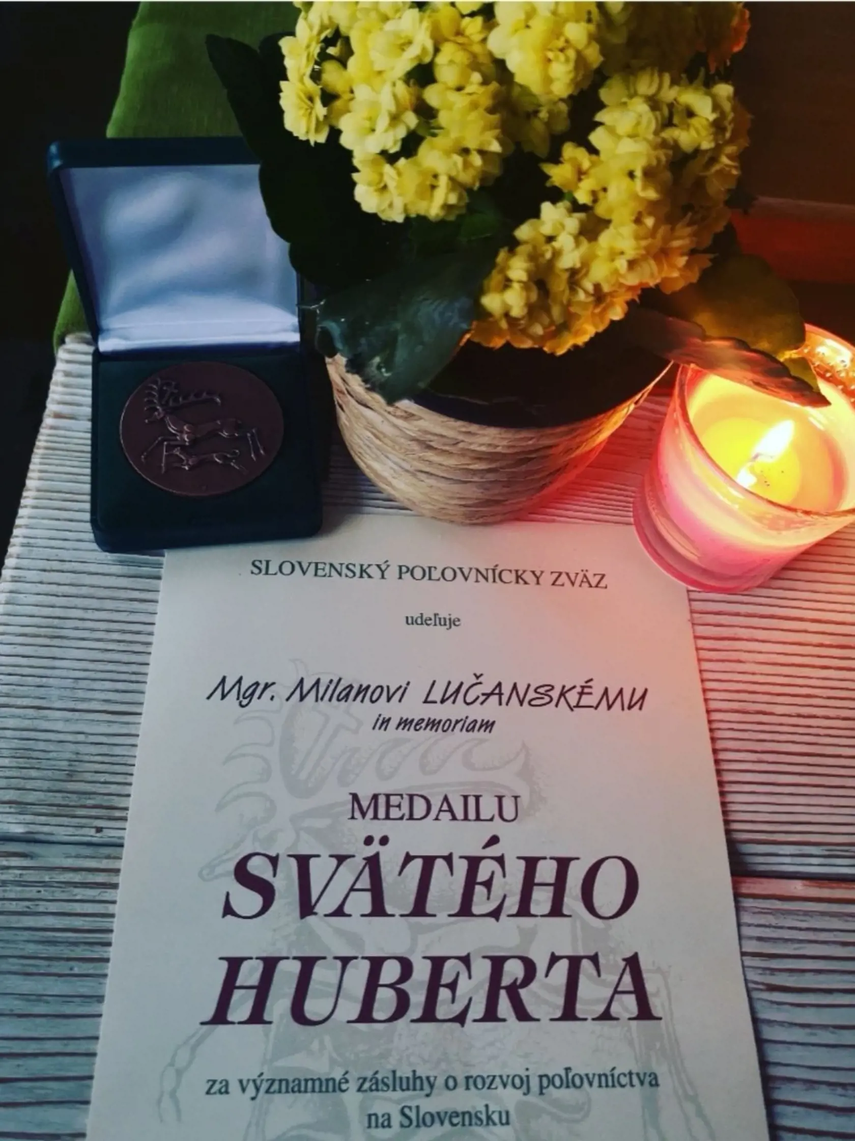 Rodina uverejnila k statusu aj fotografiu medaily s listom.