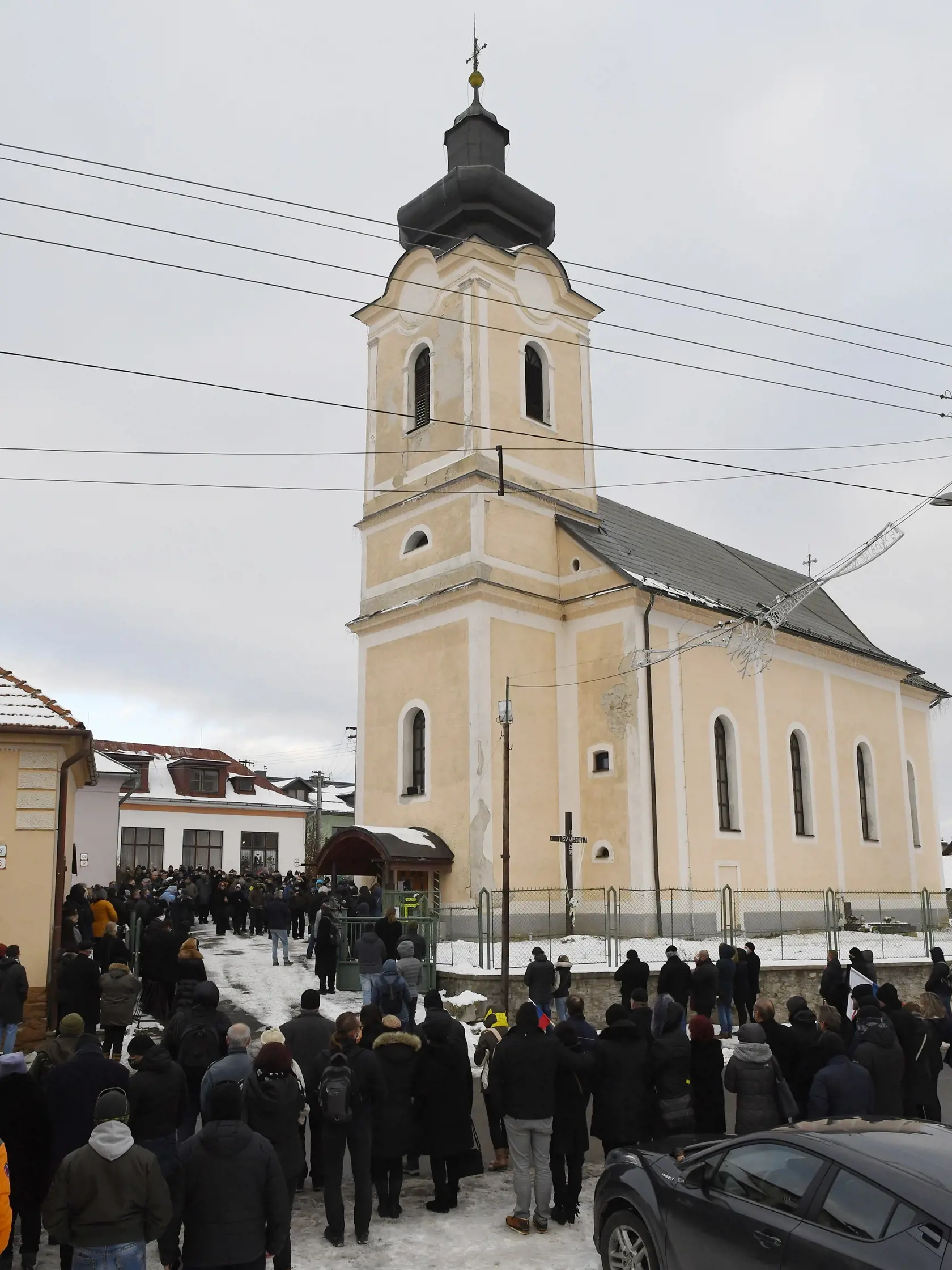 Z pohrebu Milana Lučanského, bývalého prezidenta Policajného zboru SR, ktorý sa konal v obci Štrba, okres Poprad v piatok 8. januára 2021. Bývalý policajný prezident Lučanský zomrel 30. decembra 2020 po tom, ako sa deň predtým vo väzbe pokúsil o samovraždu. FOTO TASR – Milan Kapusta
