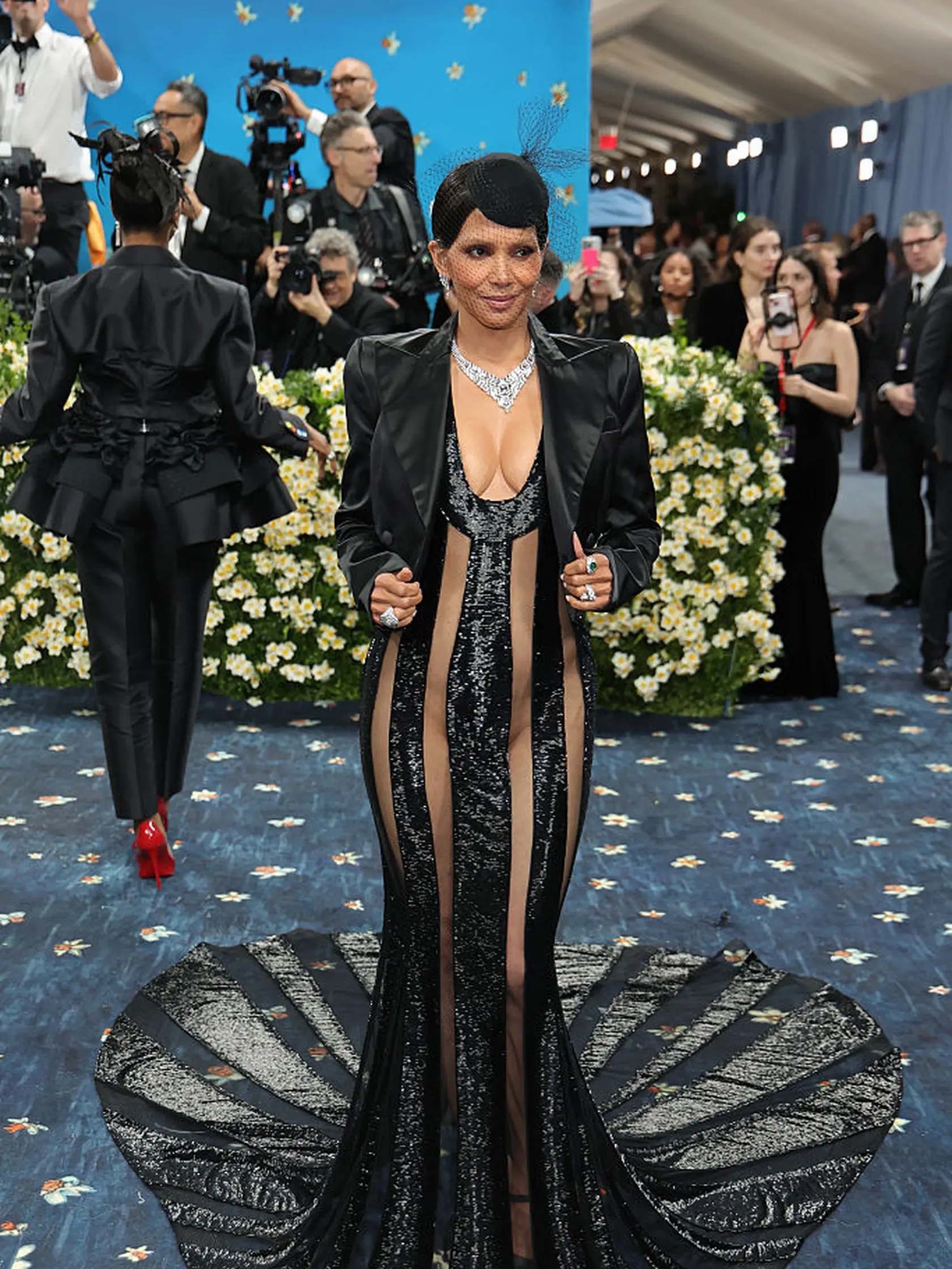 Outfit herečky Halle Berry niektorých pohoršil. 