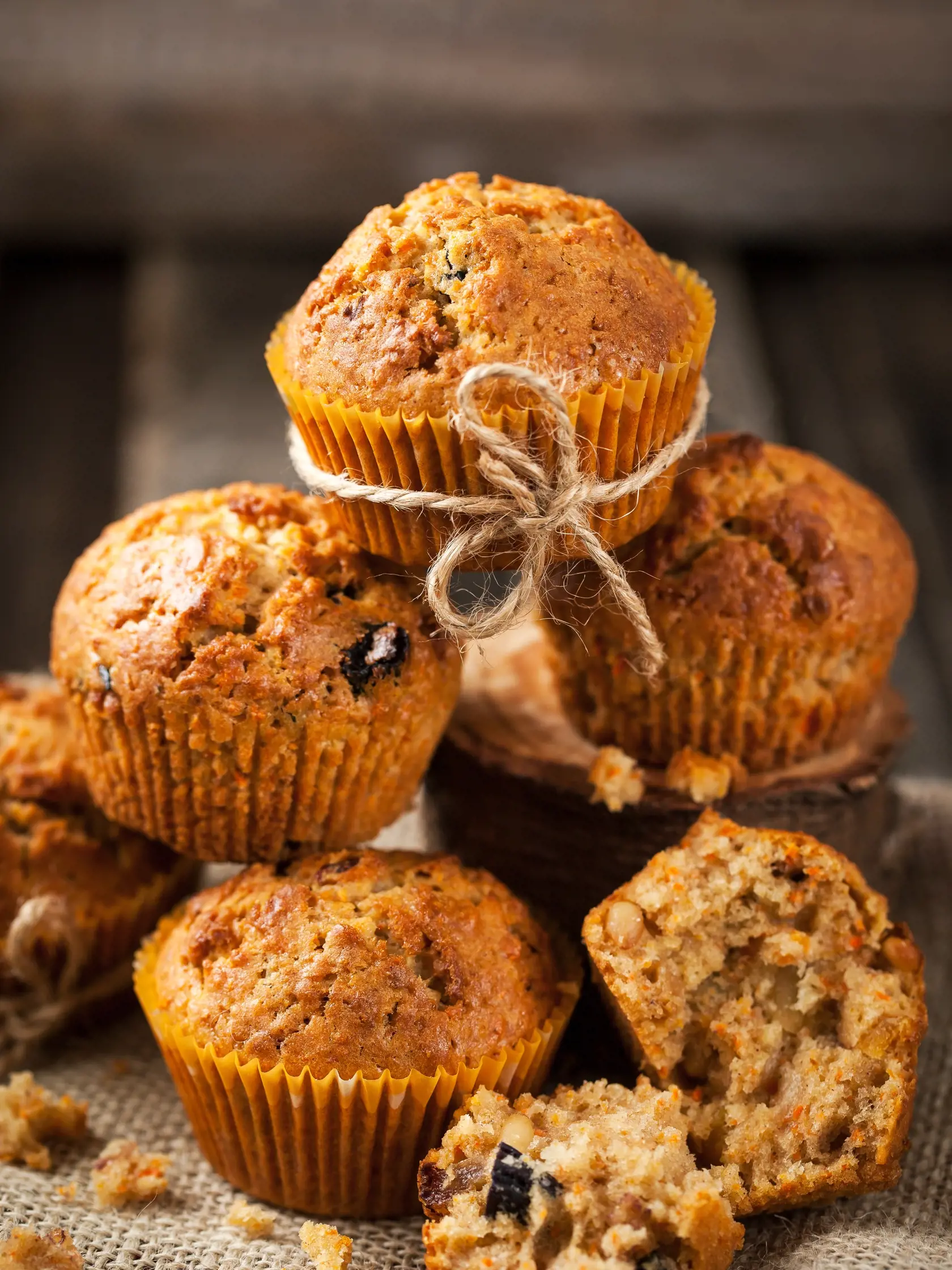 Kváskové medovníkové muffiny: 150 g aktívneho kvásku, 250 g hladkej múky, 150 g trstinového cukru, 100 ml mlieka, 50 g masla (rozpusteného), 1 ČL perníkového korenia, 1 ČL sódy bikarbóny, štipka soli, nasekané orechy alebo čokoláda
Postup: V mise zmiešajte kvások, mlieko, cukor a rozpustené maslo. Pridajte múku, perníkové korenie, sódu bikarbónu a soľ. Môžete pridať orechy alebo čokoládu. Cesto rozdeľte do pripravených košíčkov na muffiny. Pečte v rúre vyhriatej na 180 °C približne 25-30 minút.