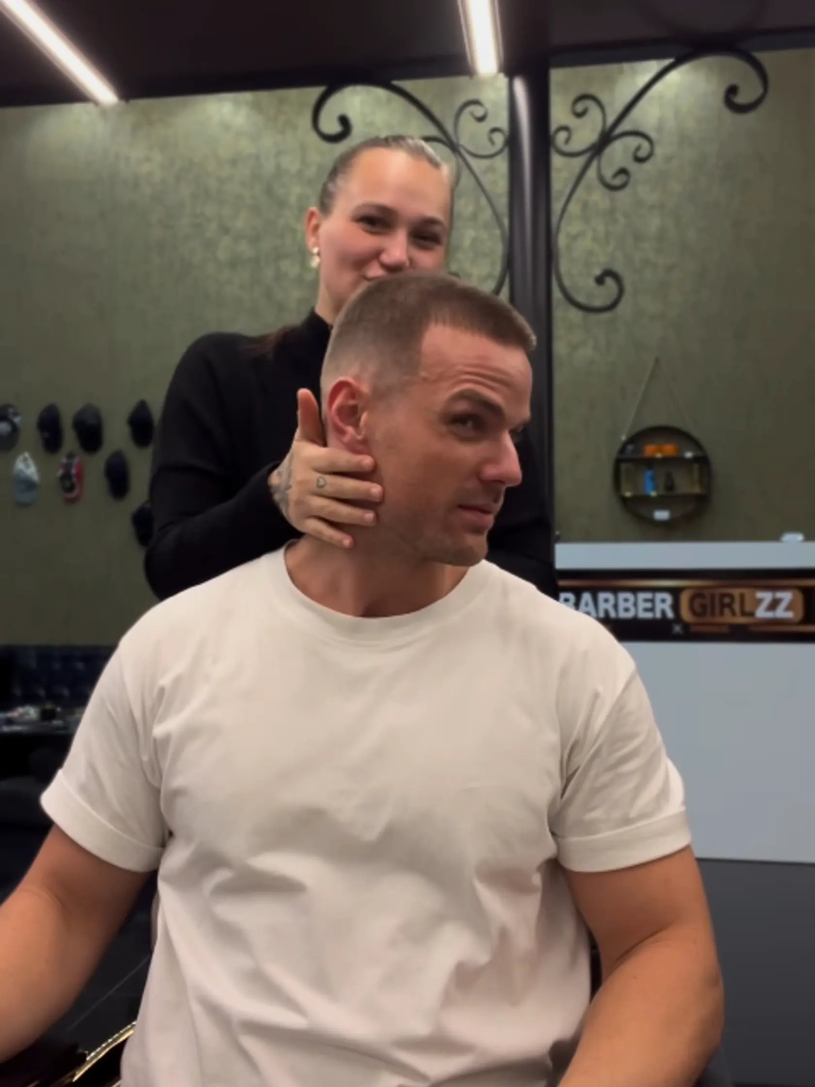Radko Urbanyak sa ostrihal. Priscilla mu na hlave vytvorila moderný buzz cut.