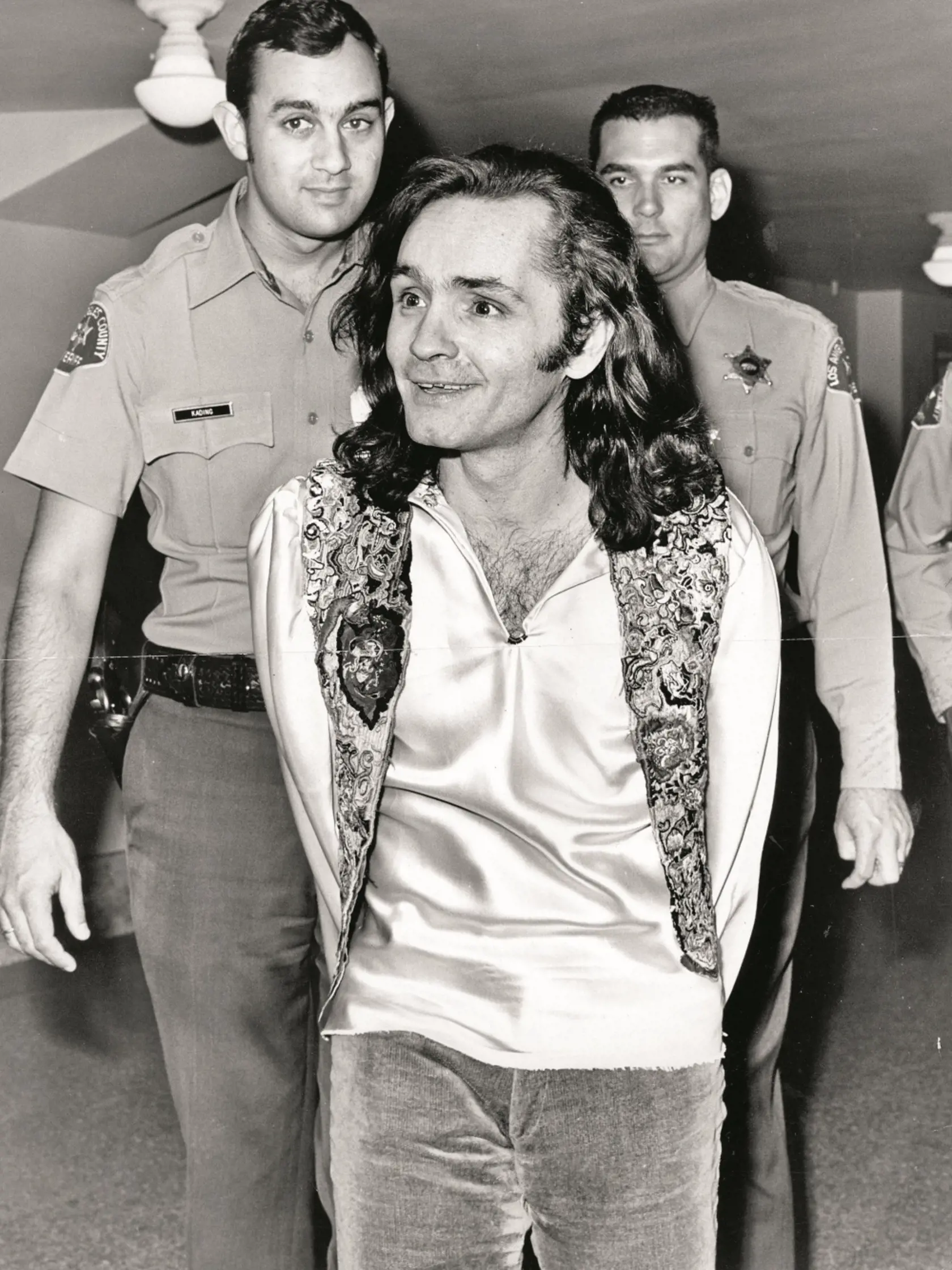 Skutočná Sharon Tate a Charles Manson, ktorý má na svedomí jej brutálnu vraždu.