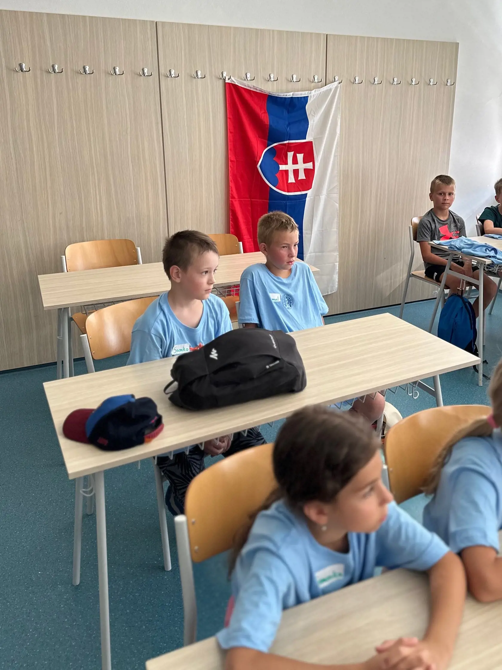 "Ticho sedíme a počúvame prednášku."