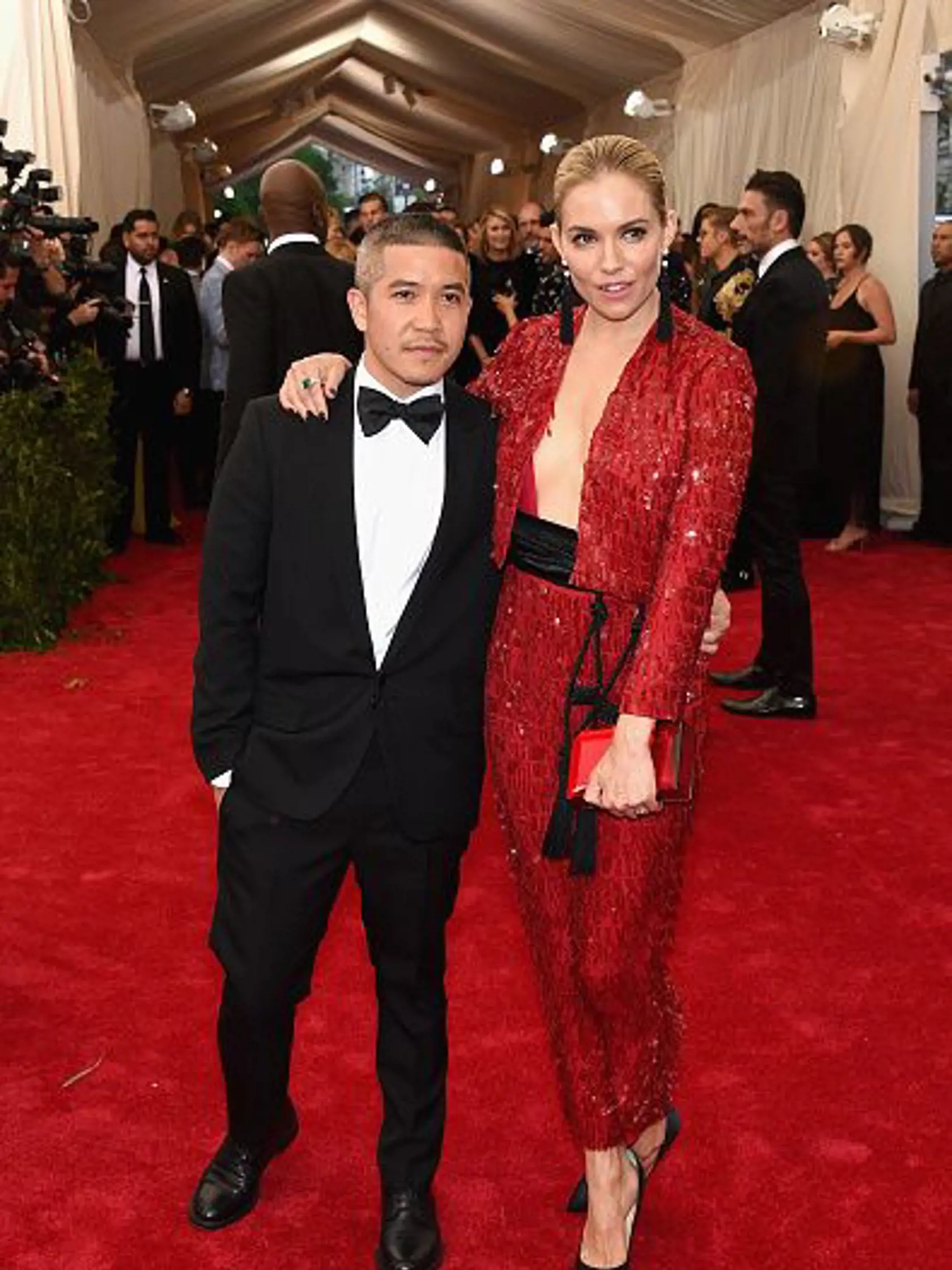 Sienna Miller v značke Thakoon